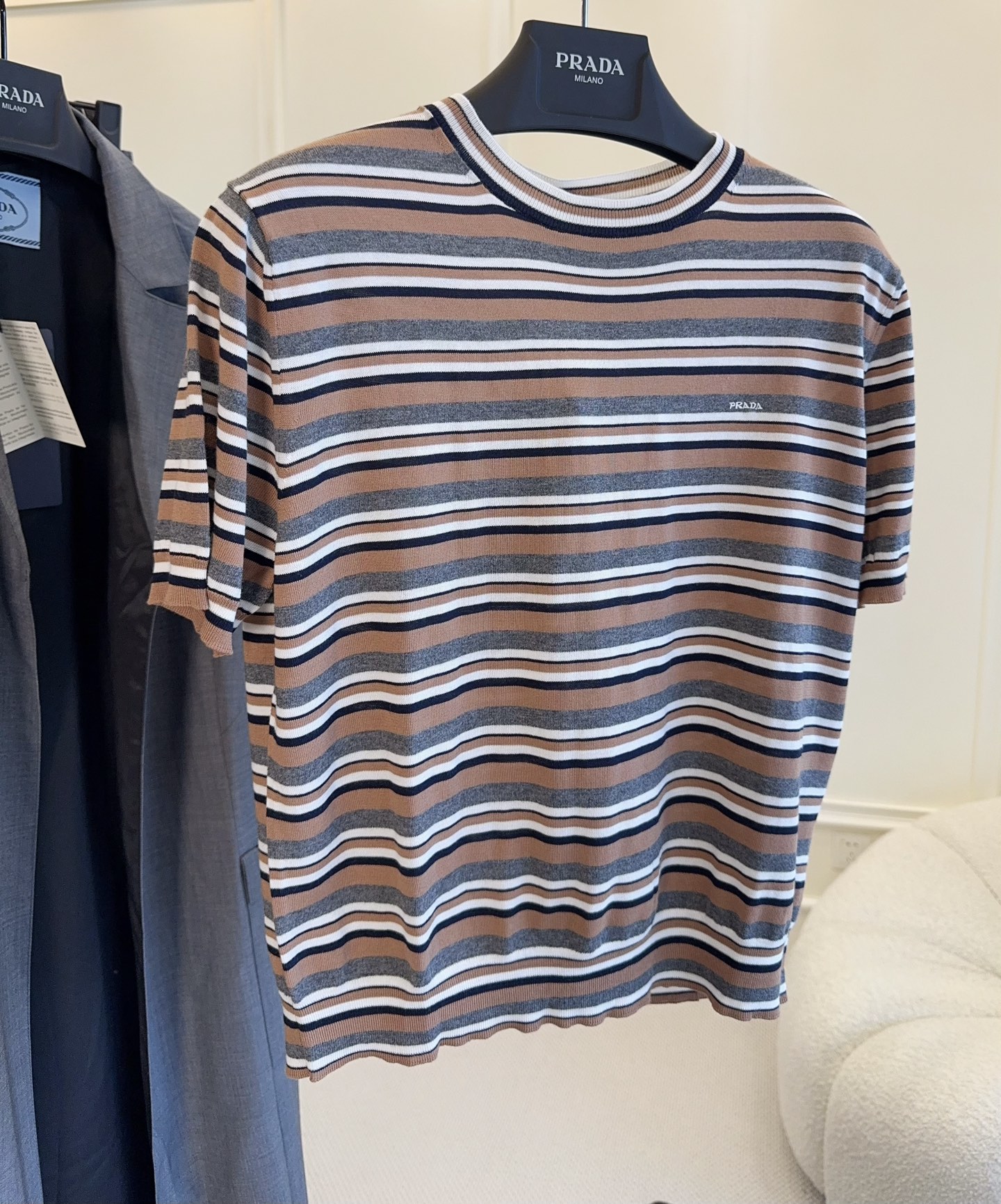 NO:911203,Prada's 2026 new striped knitted short-sleeved T-shirt is made of silk-cotton blend, which is soft, skin-friendly and breathable, making it super comfortable to wear in summer!  Brown, blue and white contrasting stripes, retro and low saturation, full of simple and high-end feel. Round neck and loose fit, straight shoulder cut, flattering the body shape and comfortable, low-key embroidered logo on the chest is very recognizable. It can be easily controlled for daily commuting and leisure, paired with wide-leg pants or skirts, you can easily get a lazy and fashionable style ~,, prada, skirts, T-shirt, tees, t-shirt,19860909Prada2026新款条纹针织短袖T恤,采用丝棉混纺,柔软亲肤又透气,夏天穿超舒服！棕蓝白撞色条纹,复古低饱和,简约高级感满满.圆领宽松版型,正肩剪裁,修饰身形又自在,胸前低调刺绣Logo超有辨识度.日常通勤、休闲都能轻松驾驭,搭配阔腿裤或半裙,轻松get慵懒时髦风～,,prada,skirts,T-shirt,tees，t-shirt,,Women's clothing