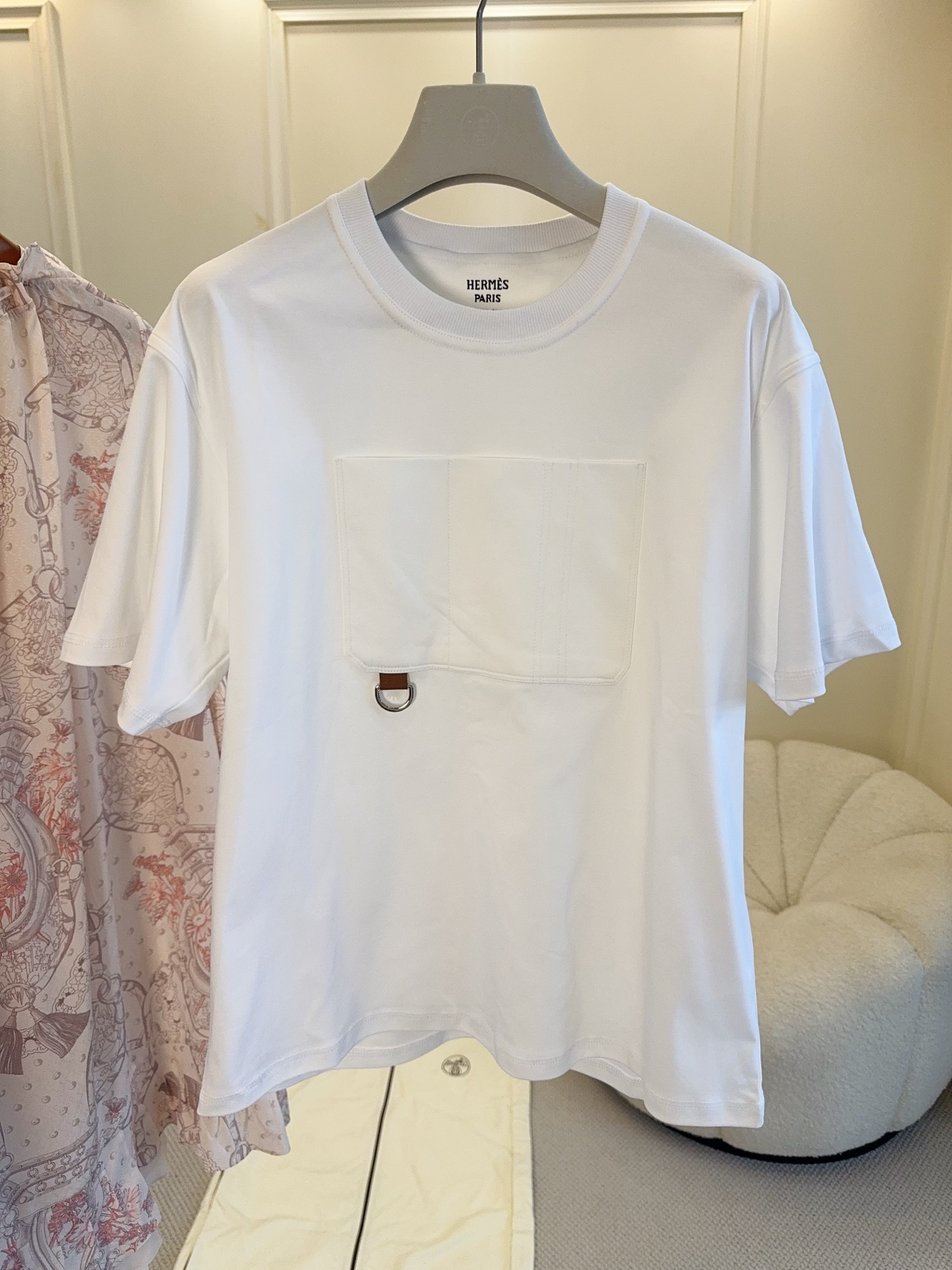NO:922528,Hermes white short-sleeved T-shirt is made of high-quality cotton, soft and breathable, and super comfortable for daily wear!  Square pocket on the chest + brown leather buckle, simple with a touch of exquisite details. The loose straight fit is suitable for a variety of body types. It is OK to wear alone or paired with jeans or skirts. It can easily switch between casual or commuting styles ~ The brand logo is low-key and full of low-key luxury. It is a must-have and versatile item in the wardrobe!  ,,hermes,skirts,jeans,T-shirt,tees,t-shirt,19860909Hermes白色短袖T恤,采用高品质棉料,柔软又透气,日常穿着超舒适！胸前方形口袋+棕色皮质环扣,简约中带点精致细节.宽松直身版型,包容多种身材,单穿或搭配牛仔裤、半裙都很OK,轻松切换休闲or通勤风～品牌标识低调,低调奢华感满满,是衣橱必备百搭单品！,,hermes,skirts,jeans,T-shirt,tees，t-shirt,,Women's clothing