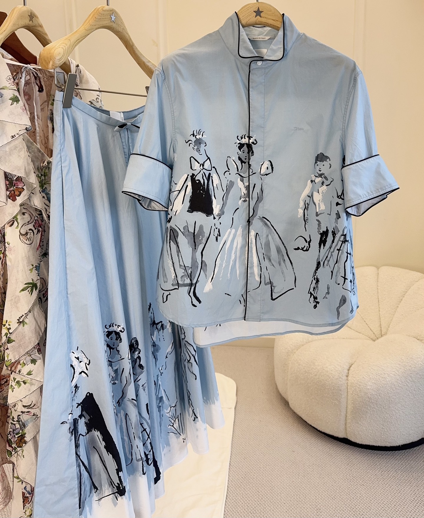 NO:922564,Dior 2026 early autumn new hand-painted printed shirt, light blue + black lines, full of artistic sense, full of oriental elegance. Lightweight cotton fabric, super comfortable to wear in spring and summer, short sleeves + loose tailoring, suitable for commuting and leisure!  The hand-painted character patterns are very recognizable. Pair them with skirts or simple trousers from the same series to easily get a high-end look~, dior, skirts, shirts, T-shirt,19860909Dior 2026早秋新款手绘印花衬衫,浅蓝色调+黑色线条,艺术感满满,东方优雅气质拉满.轻薄棉质面料,春夏穿超舒适,短袖+宽松剪裁,通勤休闲都OK！手绘人物图案超有辨识度,搭配同系列裙装或简约裤装,轻松get高级感造型～,,dior,skirts,shirts,T-shirt,,Women's clothing