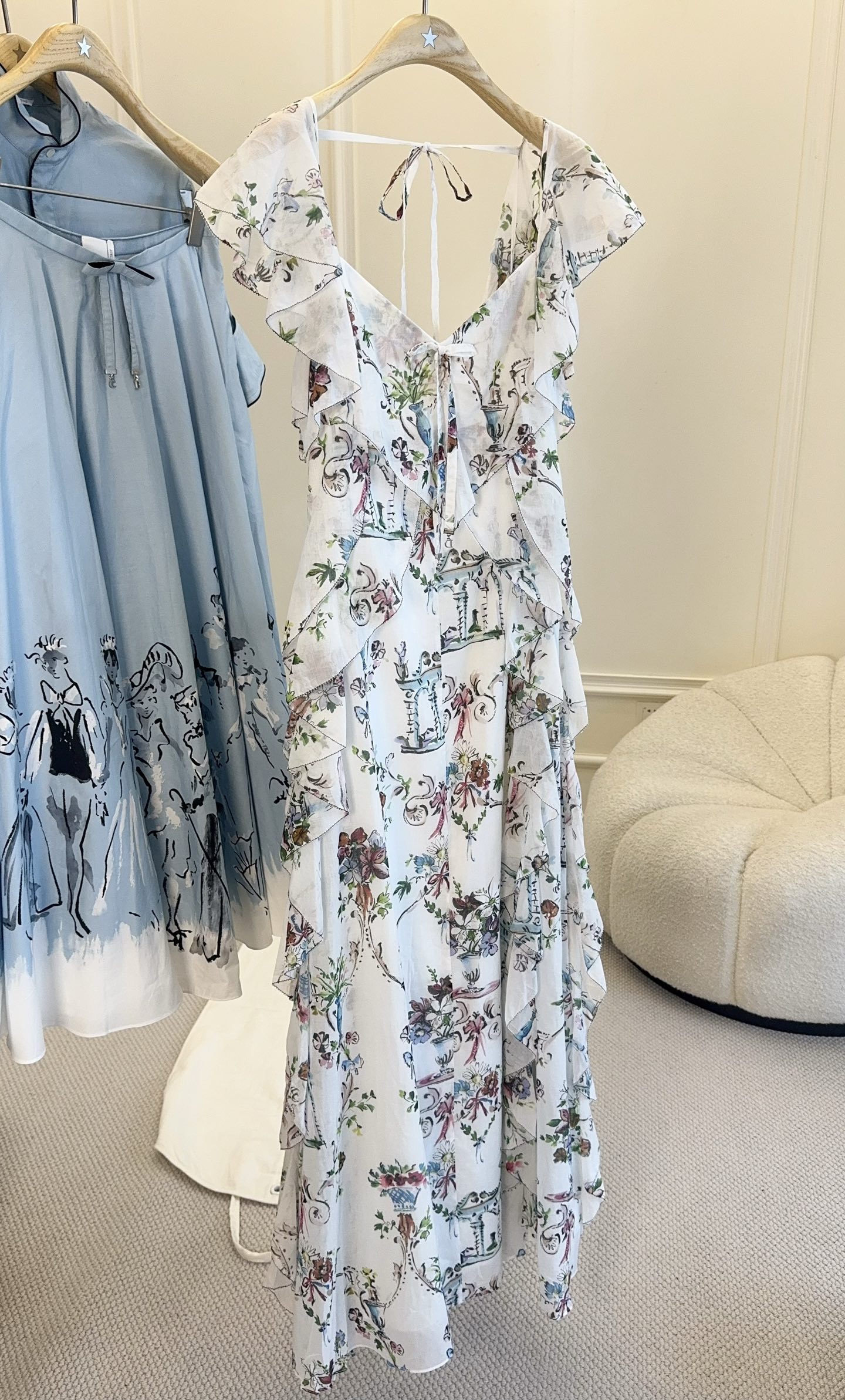 NO:922549,Dior 2026 early autumn series floral long skirt, retro palace style print, full of French garden atmosphere. Double-layered lotus V-neck + back tie, exquisite and a little sexy. Irregular wavy cut, rich layers, light and elegant fabric, super smart swaying in the wind, vacation photos are beyond photos. Elegant and smart, easy to master French romance, suitable for special occasions or vacation wear.,, dior, skirts,19860909Dior 2026早秋系列碎花长裙,复古宫廷风印花,法式花园氛围感满满.双层荷叶V领+后背系带,精致又带点小性感.不规则波浪剪裁,层次丰富,面料轻盈飘逸,随风摆动超灵动,度假拍照超出片.优雅灵动,轻松拿捏法式浪漫,适合特殊场合或度假穿搭.,,dior,skirts,,Women's clothing