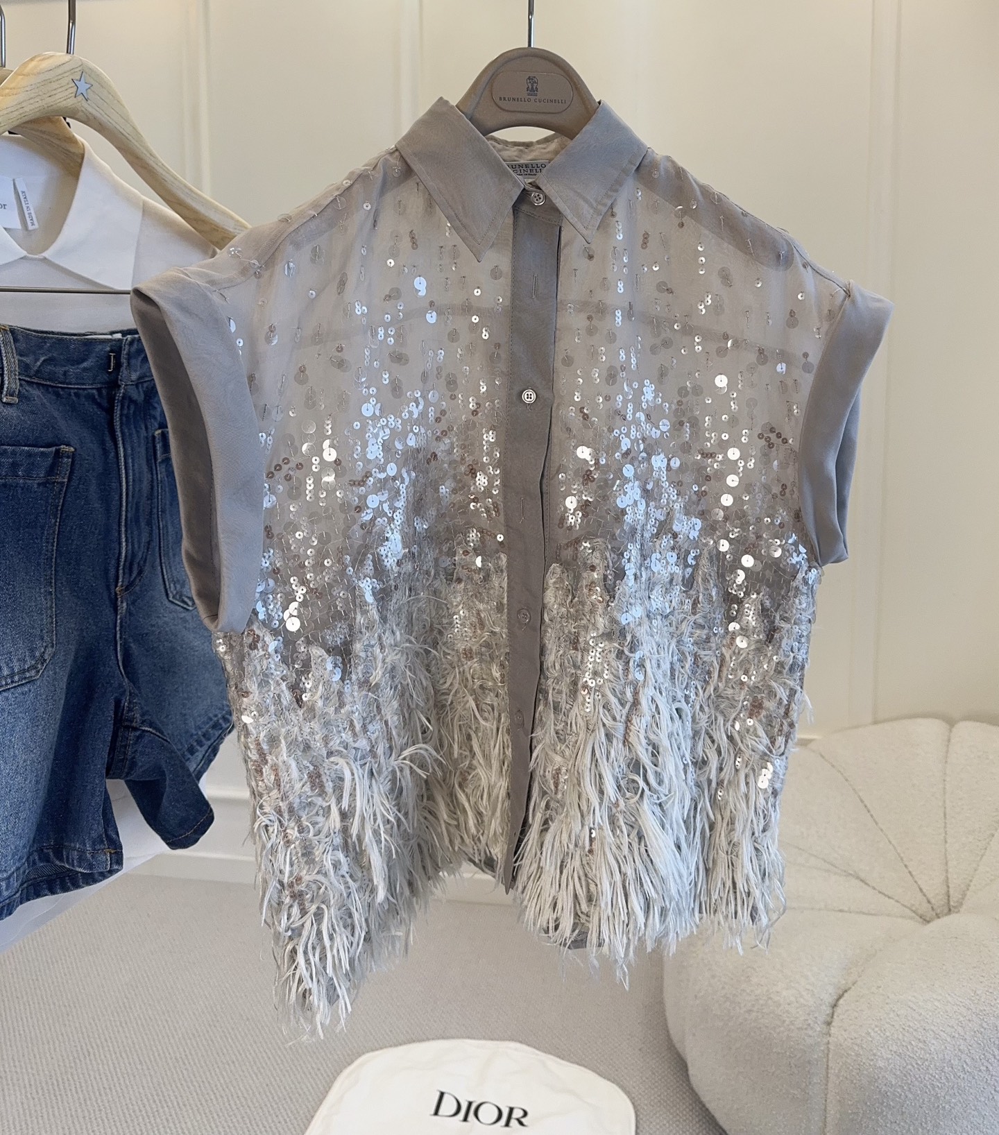 NO:922512,Brunello Cucinelli's 2026 new heavy-duty feather sequin embroidered shirt is made of silk and sequins, gradient sequins + feather hem, full of artistic sense!  Beige tone, neat tailoring, short-sleeved design, super elegant and light for spring and summer. Whether paired with skirts or trousers, you can easily create a high-end 'old money style' temperament, suitable for formal occasions or high-end parties.,, brunello cucinelli,skirts,shirts,T-shirt,real silk,19860909Brunello Cucinelli2026新款重工羽毛亮片刺绣衬衫,采用真丝与珠片拼接,渐变亮片+羽毛下摆,艺术感满满！米灰色调,剪裁利落,短袖设计,春夏穿超优雅又轻盈～无论搭配裙装还是裤装,都能轻松打造高级“老钱风”气质,适合正式场合或高端聚会穿搭.,,brunello cucinelli,skirts,shirts,T-shirt,real silk,,Women's clothing