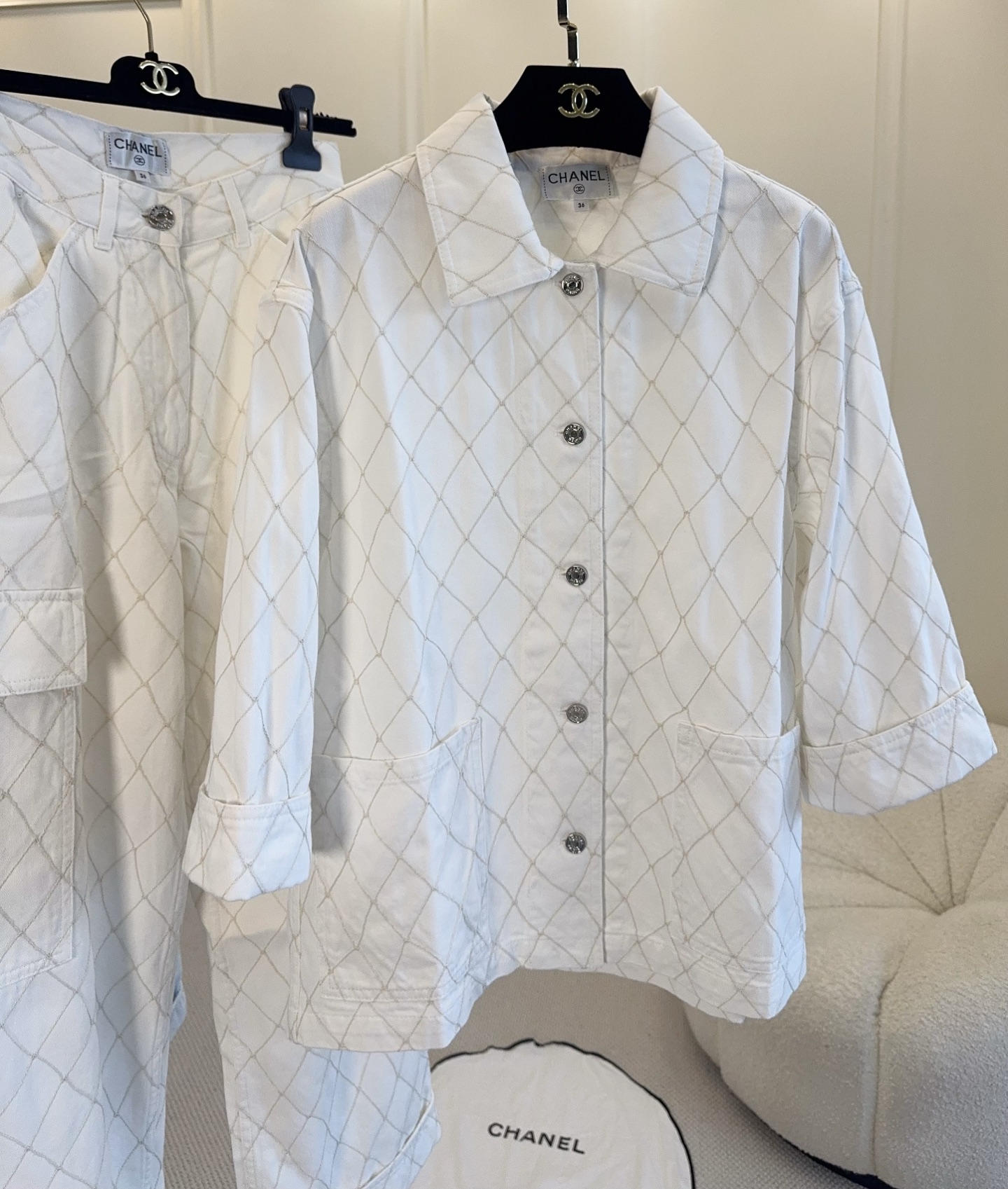 NO:922472,Outer pants Chanel 2026 new Coco Beach series white denim suit, jacket + overalls, classic embroidered diamond pattern + metal buttons, simple and detailed. The jacket is loose and the overalls have practical pockets, perfect for daily life or vacation!  Elegant and fashionable. The overall style is fresh and natural, with a perfect summer vacation atmosphere. It is easy to create a high-end casual look.,,chanel,jackets & coats,19860909外 裤子Chanel 2026新款Coco Beach系列白色牛仔套装,外套+工装裤,经典刺绣菱格纹+金属纽扣,简约又有细节感.外套宽松,工装裤实用口袋,日常或度假都很适合！优雅又时髦.整体风格清新自然,夏日度假氛围感满分,轻松打造高级休闲look.,,chanel,jackets & coats,,Women's clothing