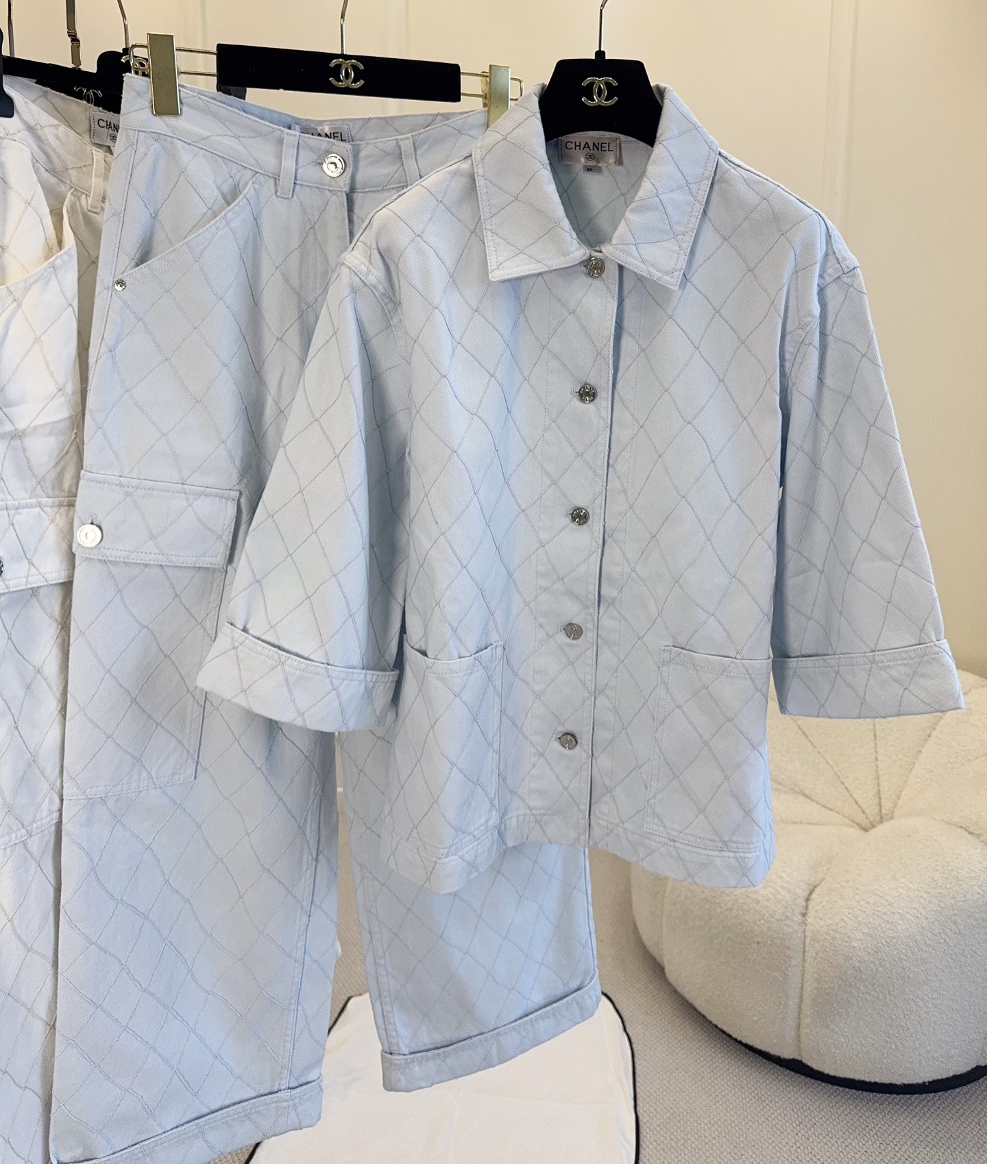 NO:922454,Outer pants Chanel 2026 new Coco Beach blue rhombus suit, light blue denim jacket overalls, full of casual holiday style!  The loose fit + lapel design is casual and fashionable. Paired with jeans from the same series, you can easily get a refreshing summer look. It is suitable for daily outings and beach vacations. It is a hot item this season!  ,,chanel,jeans,jackets & coats,19860909外 裤子Chanel2026新款Coco Beach蓝色菱格套装,浅蓝牛仔外套工装裤,休闲度假风满满！宽松版型+翻领设计,随性又时髦.搭配同系列牛仔裤,轻松get夏日清爽look,日常出街、沙滩度假都很适合,是本季超火单品！,,chanel,jeans,jackets & coats,,Women's clothing
