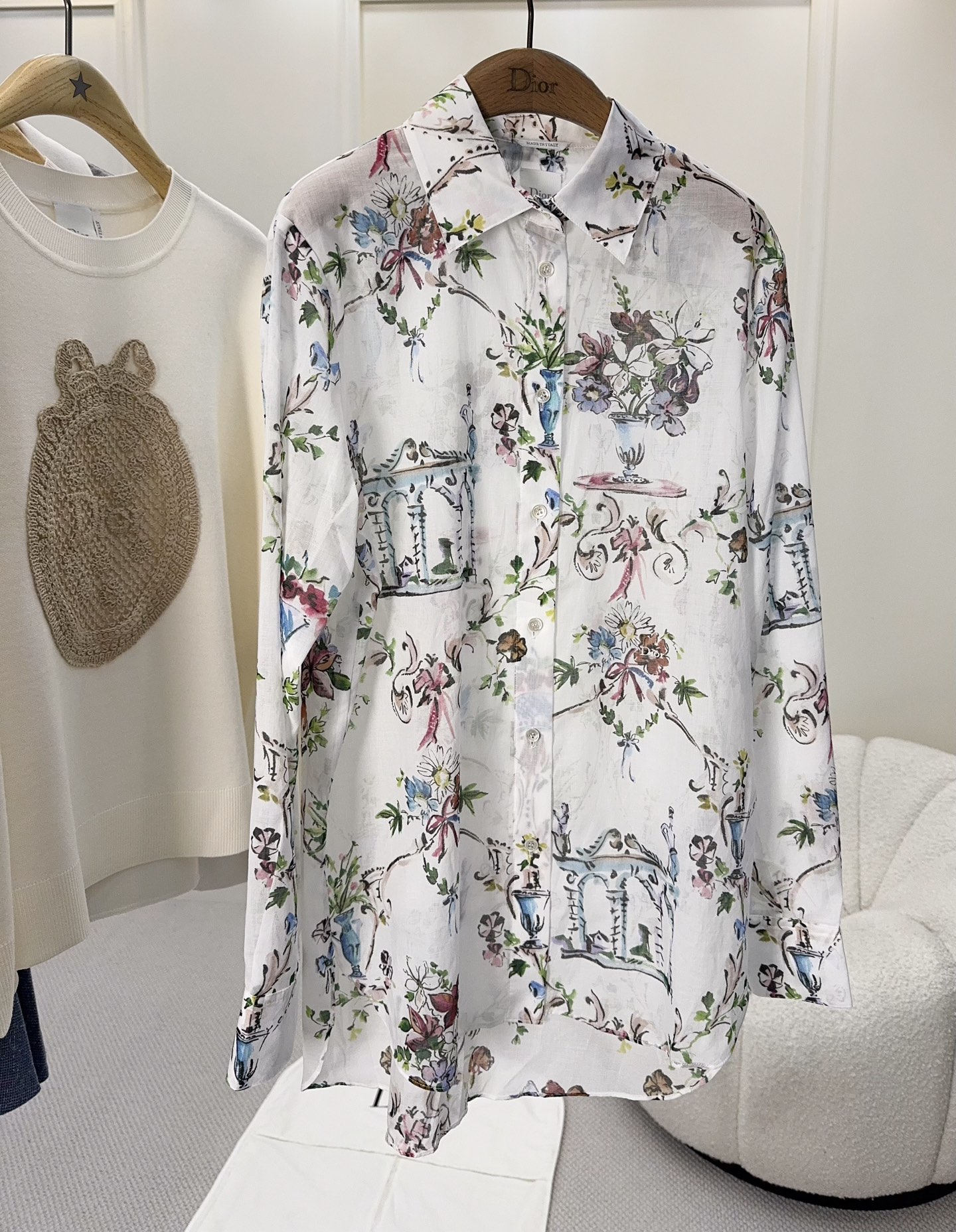 NO:923970,Dior2026 new flower and bird print shirt, white base with flower and bird patterns, full of French girly atmosphere!  Lightweight cotton fabric, breathable and comfortable, very suitable for spring and summer. Classic shirt collar + single-breasted, loose fit, suitable for home casual or outdoor wear. The printing is inspired by natural gardens, romantic and elegant, and looks great with jeans or skirts. It can be easily switched between multiple styles, making it a versatile item for spring and summer!  ,,dior,skirts,jeans,shirts,19860909Dior2026新款花鸟印花衬衫,白色底配花鸟图案,法式少女氛围感满满！轻薄棉质面料,透气舒适,春夏穿超合适.经典衬衫领+单排扣,版型宽松,居家休闲或外穿都很OK.印花灵感来自自然花园,浪漫优雅,搭配牛仔裤或半裙都很出彩,轻松切换多种风格,是春夏百搭神器！,,dior,skirts,jeans,shirts,,Women's clothing
