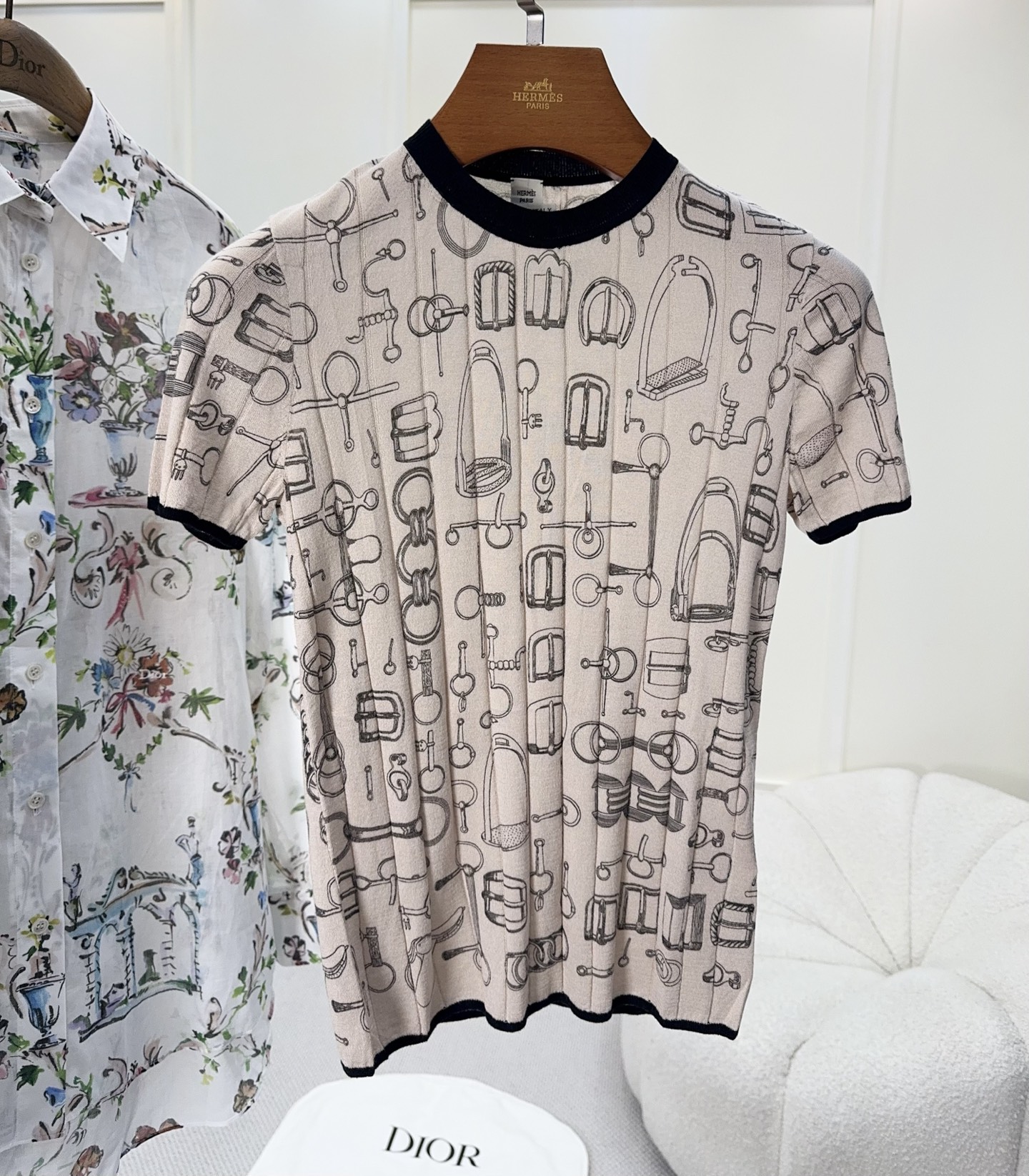NO:923965,Hermes 2026 new equestrian print knitted short-sleeved, cashmere and silk blend, soft and close-fitting, super comfortable to wear in summer!  Light apricot bottom + black equestrian elements, low-key and recognizable, round neck + black piping design, more neat shoulder and neck lines. Light and breathable, can be worn for commuting and leisure. Paired with high-waisted pants, it will look slimmer and taller. It is a must-have item for low-key and exquisite wear!  ,,hermes,T-shirt,real silk,19860909Hermes2026新款马术印花针织短袖,羊绒真丝混纺,柔软贴身,夏天穿超舒服！浅杏色底+黑色马术元素,低调又有辨识度,圆领+黑色滚边设计,肩颈线条更显利落.轻薄透气,通勤休闲都能穿,搭配高腰裤显瘦又显高,是低调精致穿搭必备单品！,,hermes,T-shirt,real silk,,Women's clothing