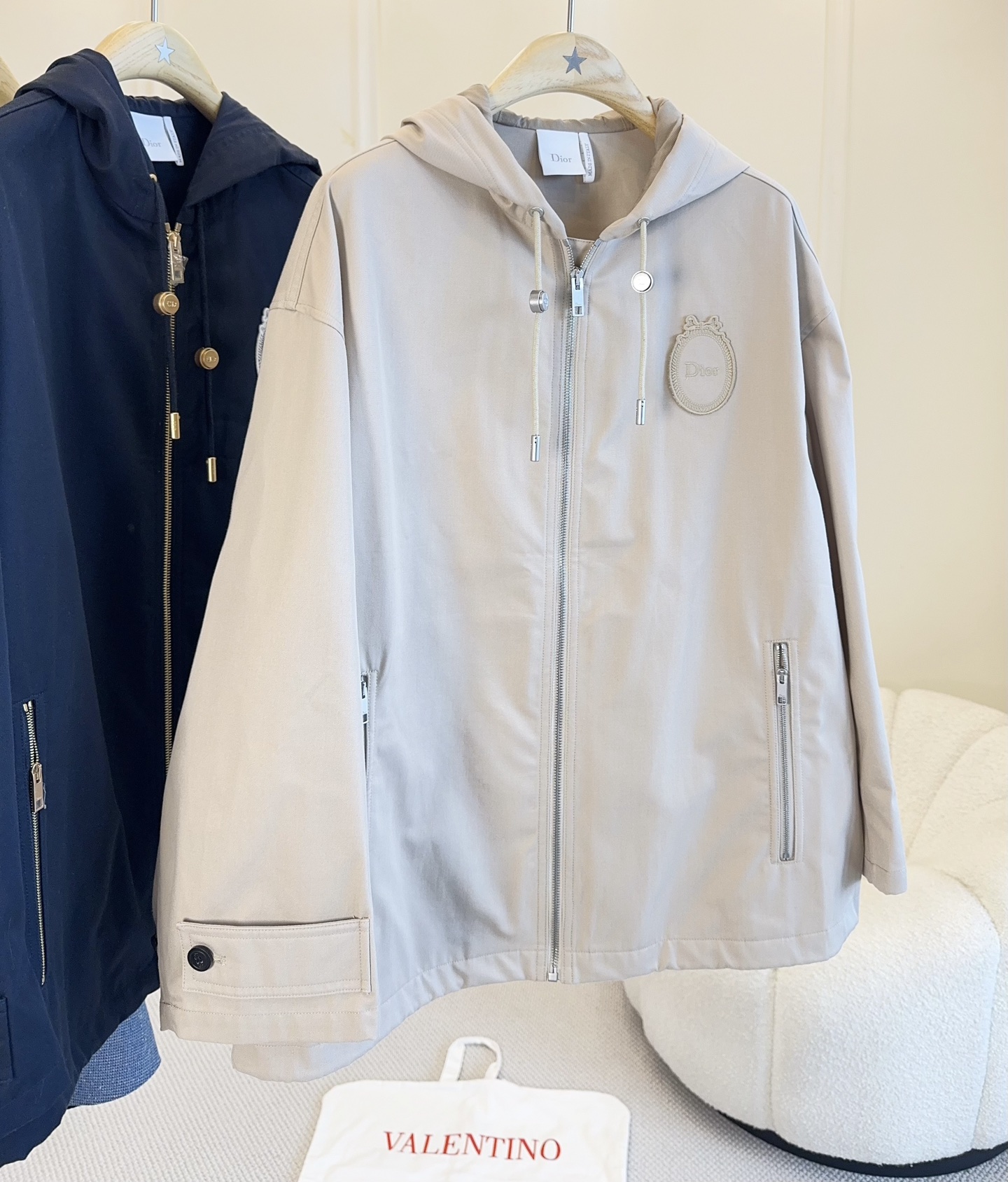 NO:925131,Dior 2026 new embroidered windproof jacket, customized fabric, crisp and stylish, highly recognizable embroidered logo on the chest, hood + zipper design, adjustable cuffs and hem, better windproof effect. Zipper pockets on both sides, easy to store, overall simple and elegant, fashionable and practical!  ,,dior,jackets & coats,hats,19860909Dior 2026新款刺绣防风夹克,定制面料,挺括有型,胸前刺绣徽标超有辨识度,连帽+拉链设计,袖口和下摆可调节,防风效果更佳.两侧拉链口袋,收纳方便,整体简约大方,时尚又实用！,,dior,jackets & coats,hats,,Women's clothing