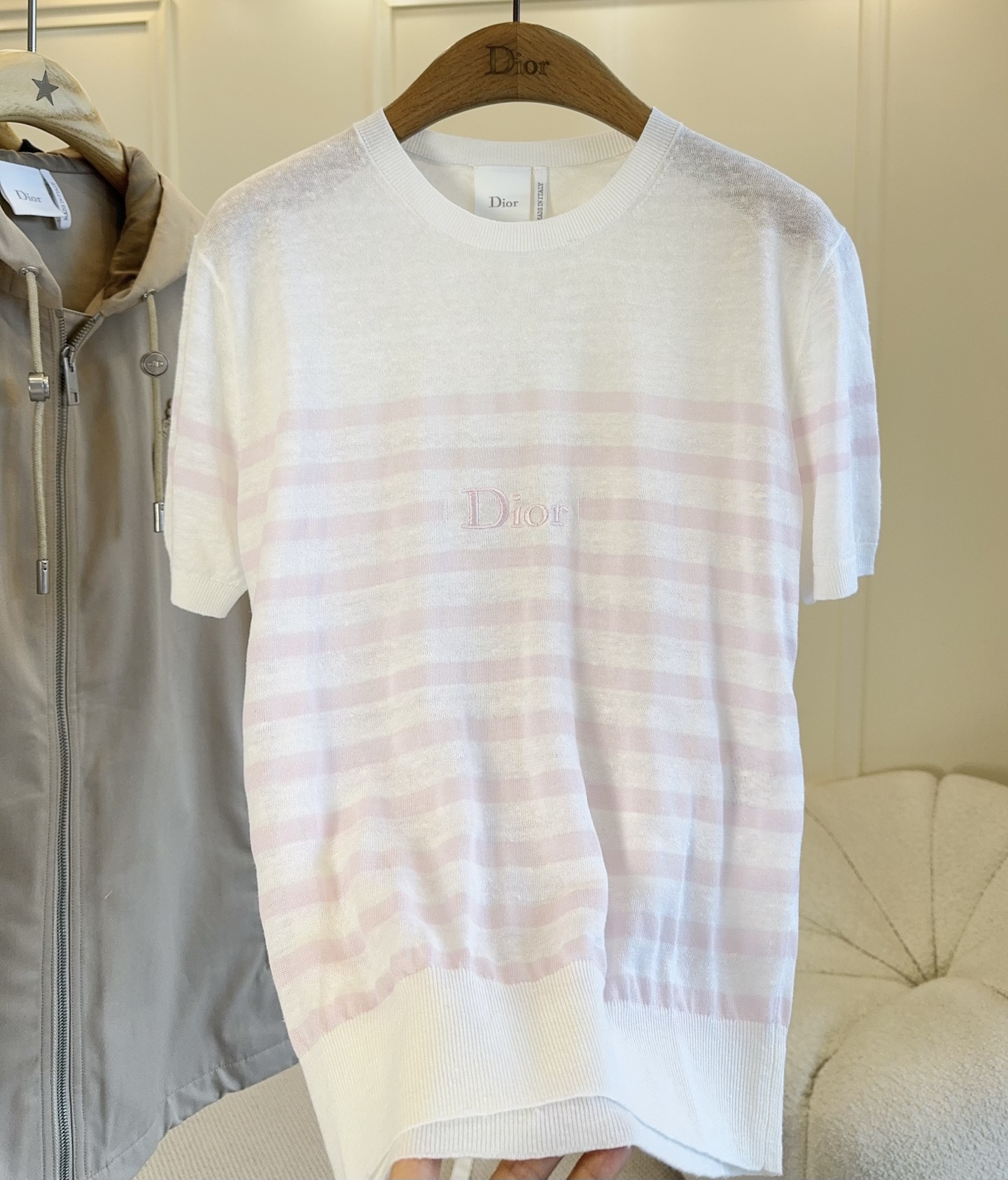 NO:926420,Dior2026 new early autumn series pink striped knitted short-sleeved, linen blended soft knitted fabric, comfortable and breathable, a must-have for spring and summer!  White background color with light pink stripes, 'Dior' embroidery on the chest, simple and exquisite. Round neck design, easy to match with jeans or skirts. It is gentle and sweet for daily outings and dates, and can easily create a girly look.,,dior,skirts,jeans,T-shirt,19860909Dior2026新款早秋系列粉色条纹针织短袖,亚麻混纺柔软针织面料,穿着舒适透气,春夏必备！白色底色配浅粉条纹,胸前“Dior”刺绣,简约又精致.圆领设计,轻松搭配牛仔裤或半裙,日常出街、约会都很温柔甜美,轻松打造少女感穿搭.,,dior,skirts,jeans,T-shirt,,Women's clothing