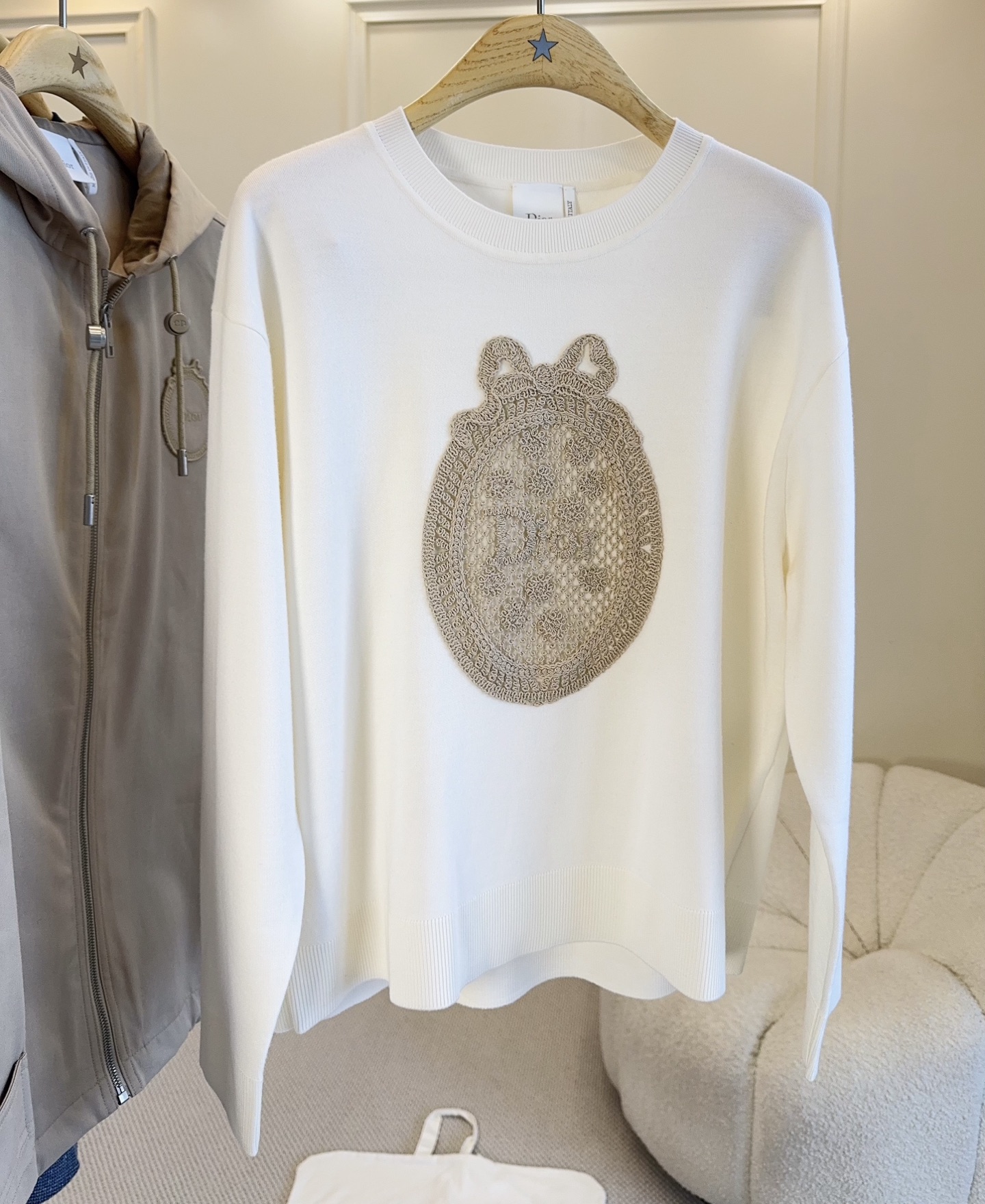 NO:925143,Dior2026 new white knitted long sleeves, wool blend is soft and comfortable, the hollow embroidered logo on the chest is very recognizable, and the bow + oval pattern is full of details. The loose version is easy to control for daily casual wear, and it looks great with jeans or skirts, elegant and fashionable!  Dior's consistent exquisite craftsmanship and high-end texture make you look like a goddess of temperament when you wear it~,, dior, skirts, jeans,19860909Dior2026新款白色针织长袖,羊毛混纺柔软舒适,胸前镂空刺绣徽标超有辨识度,蝴蝶结+椭圆花纹细节满满.宽松版型,日常休闲都能轻松驾驭,搭配牛仔裤或半裙都很出彩,优雅又时髦！Dior一贯的精致工艺和高端质感,穿上就是气质女神～,,dior,skirts,jeans,,Women's clothing
