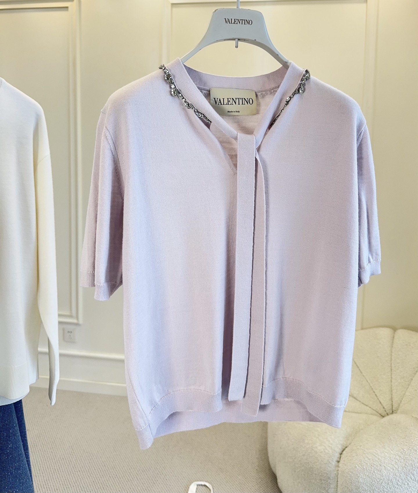 NO:925155,Valentino2026 new lavender V-neck knitted short-sleeved, 16-gauge thin knitted, light and breathable, super comfortable to wear in summer!  V-neck + bow design, diamond-encrusted details are super exquisite, elegant and gentle, and can be easily used for commuting or daily life. The lavender color is white and versatile, it looks great with light-colored bottoms or skirts, and you can easily get a high-end look!  ,,valentino,skirts,T-shirt,19860909Valentino2026新款淡紫色V领针织短袖,16针薄款针织,轻盈透气,夏天穿超舒服！V领+蝴蝶结设计,镶钻细节超精致,优雅又温柔,通勤或日常都能轻松驾驭.淡紫色显白又百搭,随便配浅色下装或裙装都很出彩,轻松get高级感穿搭！,,valentino,skirts,T-shirt,,Women's clothing