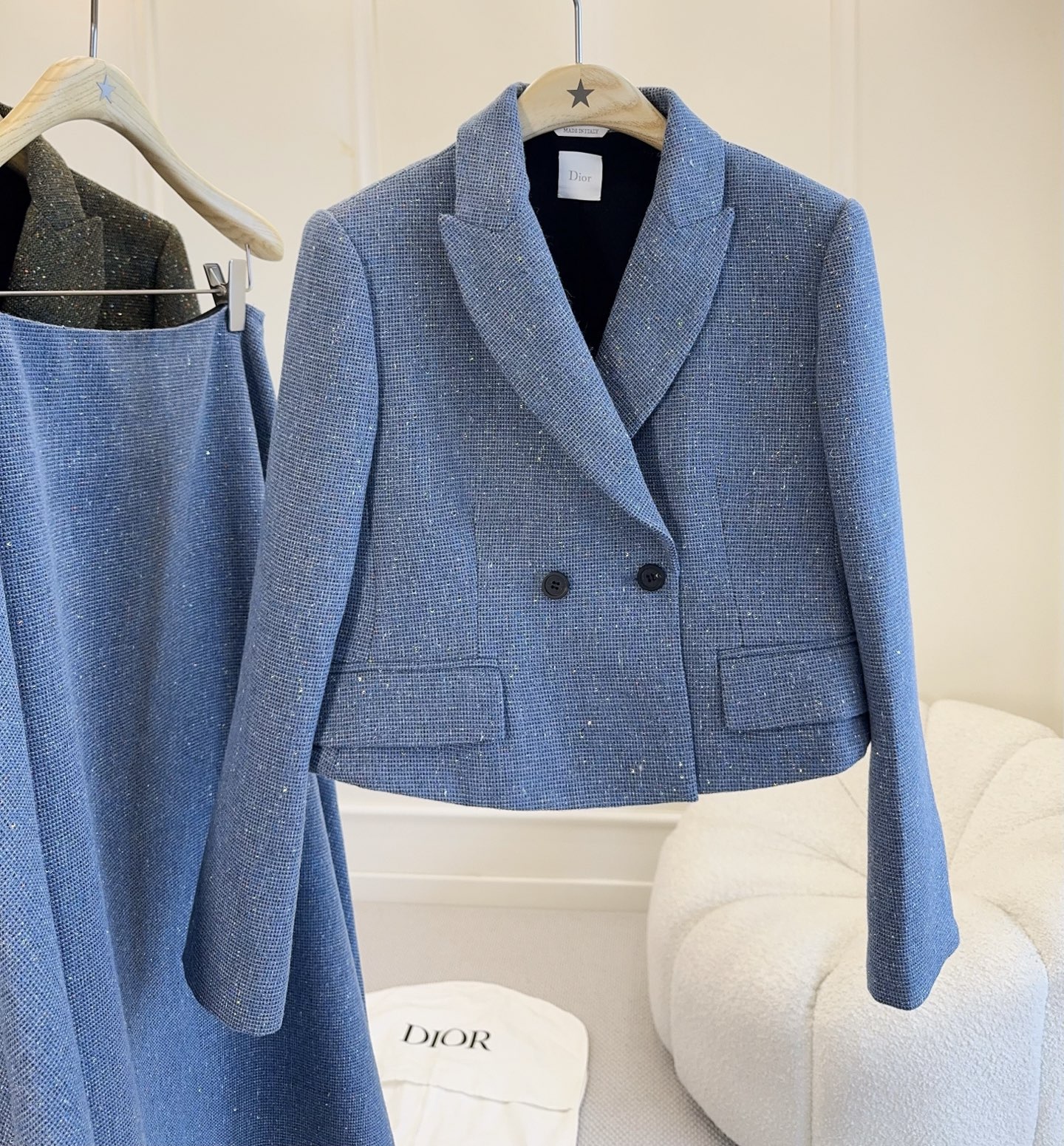 NO:927953,Dior's 2026 new haze blue short suit jacket, customized high-quality wool blend, with crisp and shiny texture. Double-breasted + waist design, elegant and proportional, the short cut is perfect for matching with high-waisted pants or skirts, easily creating a smart temperament. It can be easily managed in commuting and formal occasions, and the details show Dior's exquisite craftsmanship. It is a must-have item in the wardrobe of working girls!  ,,dior,skirts,jackets & coats,business suit,19860909Dior2026新款雾霾蓝短款西装外套,定制高品质羊毛混纺,质地挺括有光泽.双排扣+收腰设计,优雅又显身材比例,短款剪裁超适合搭配高腰裤或裙装,轻松打造干练气质.通勤、正式场合都能轻松驾驭,细节处尽显Dior精致工艺,是职场女生衣橱必备单品！,,dior,skirts,jackets & coats,business suit,,Women's clothing
