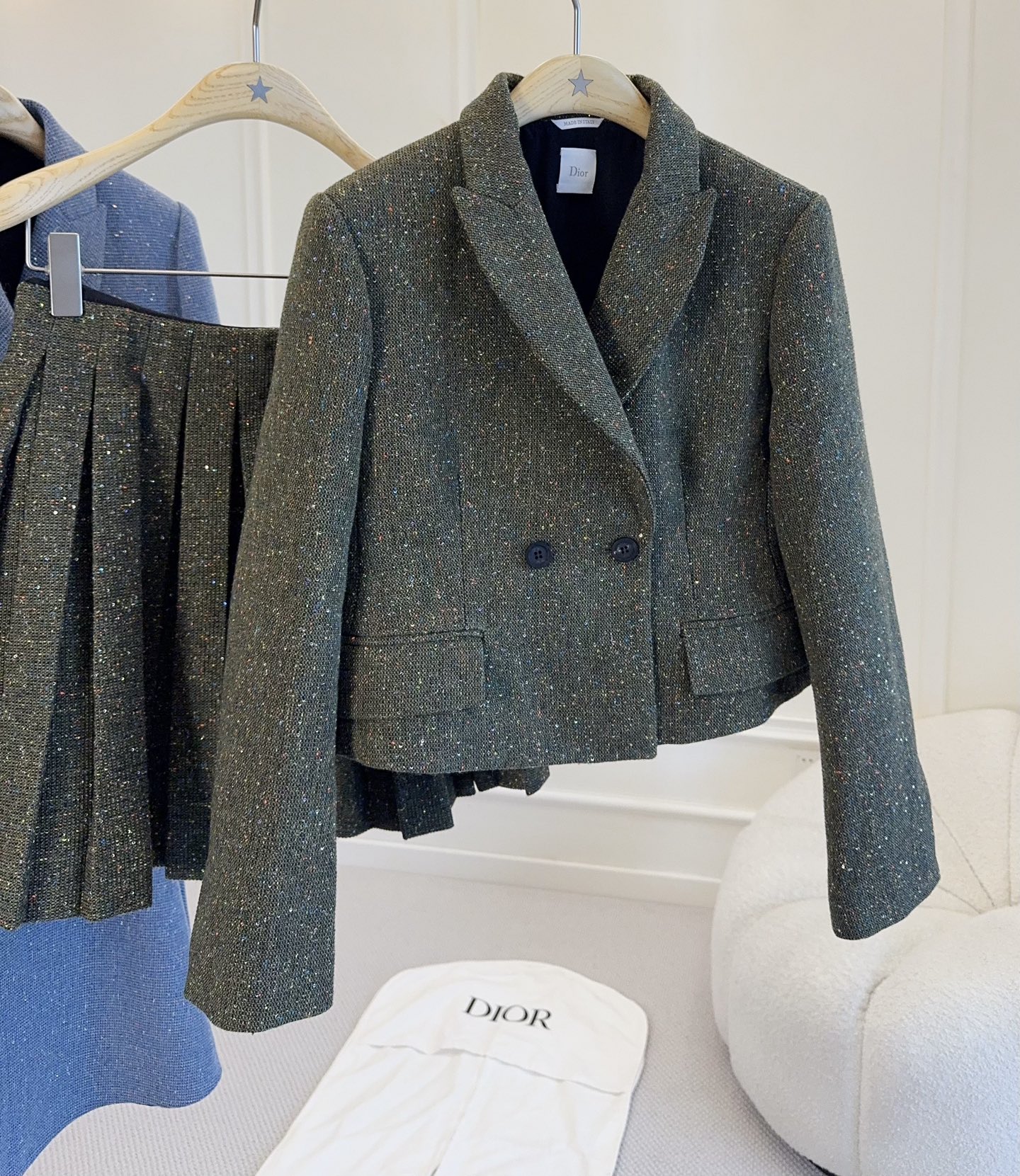 NO:927930,Dior2026 new military green short double-breasted suit jacket, customized high-quality wool blended tweed, with a crisp and shiny texture. The classic double-breasted + peaked collar design is elegant and capable. The short cut shows off the body proportions, especially suitable for small girls or sisters who want to highlight the waistline. It can be easily managed in commuting and formal occasions. Dior's exquisite craftsmanship and high-end positioning make wearing it a symbol of temperament and taste.,, dior, jackets & coats, business suit,19860909Dior2026新款军绿色短款双排扣西装外套,定制高品质羊毛混纺粗花呢,质感挺括有光泽.经典双排扣+戗驳领设计,优雅又干练,短款剪裁超显身材比例,特别适合小个子女生或想要突出腰线的姐妹.通勤、正式场合都能轻松驾驭.Dior精致工艺和高端定位,穿上就是气质与品味的象征.,,dior,jackets & coats,business suit,,Women's clothing