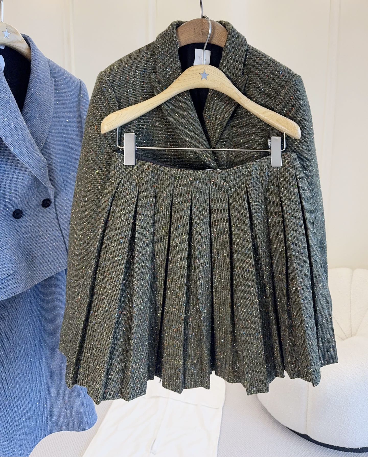 NO:927910,Dior2026 new army green pleated skirt, classic design + high-quality fabrics, customized wool blended fabrics are super textured!  The pleated skirt has three-dimensional layers, elegant and smart, and is the first choice for autumn and winter wear. The high-waist design modifies the waistline and looks great with sweaters, shirts or jackets. It can easily switch between college style or light luxury style, and can be easily controlled for daily commuting and dating.,, ​​dior, skirts, jackets & coats, shirts,19860909Dior2026新款军绿色百褶裙,经典设计+高品质面料,定制羊毛混纺面料超有质感！百褶裙摆立体层次,优雅又灵动,秋冬穿搭首选.高腰设计修饰腰线,搭配针织衫、衬衫或外套都很出彩,轻松切换学院风or轻奢风,日常通勤、约会都能轻松驾驭.,,dior,skirts,jackets & coats,shirts,,Women's clothing