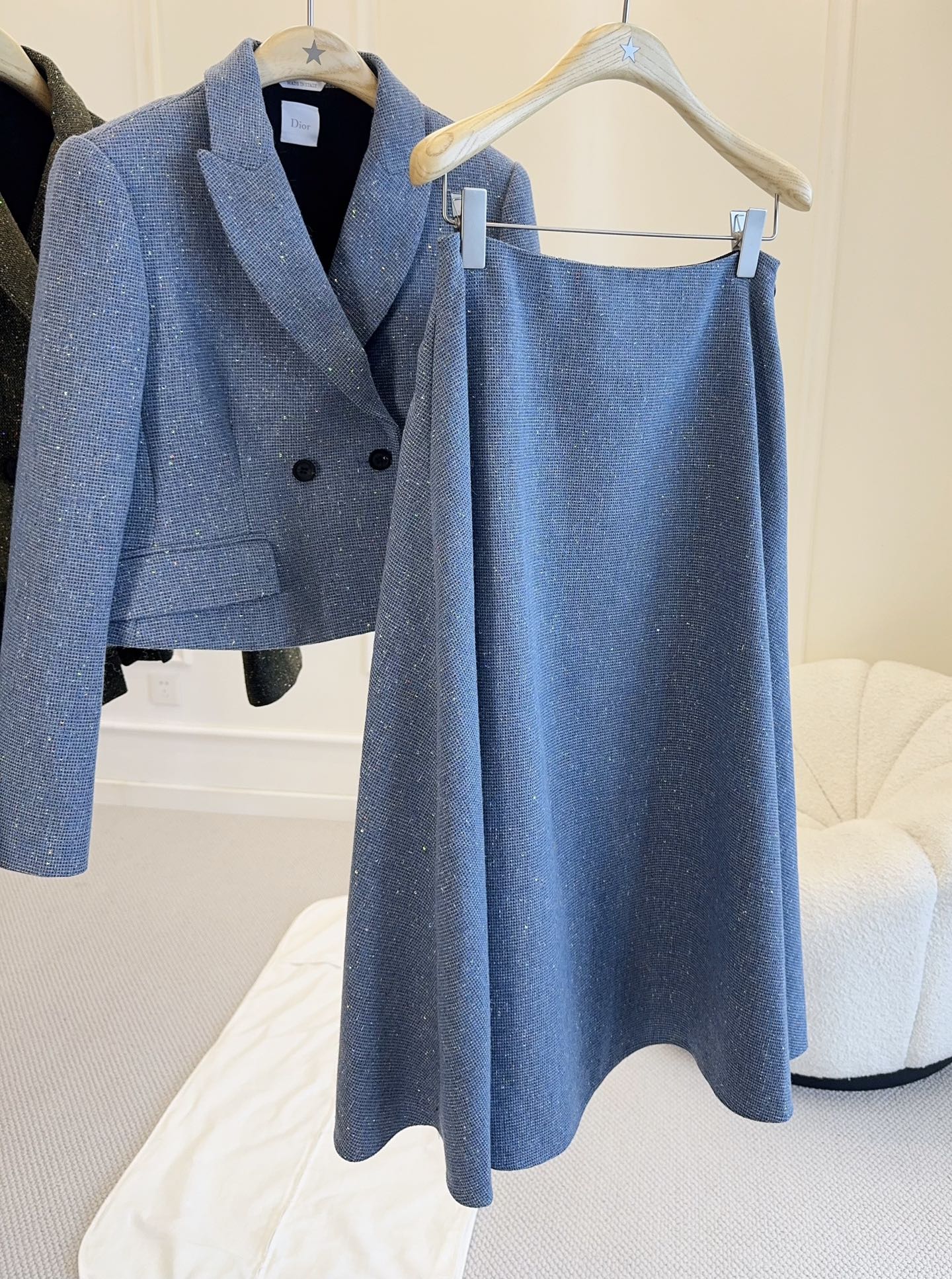 NO:928012,Dior2026 new early autumn haze blue wool A-line skirt, customized wool blended fabric, high waist design + umbrella silhouette, full of elegant retro temperament!  The mid-length skirt is long and can be easily worn during commuting and daily life. It is low-key and versatile. It looks great with sweaters, knitted sweaters or coats. The A-line version flatters the figure, and the pear-shaped body is friendly, slimming and elegant!  ,,dior,skirts,sweaters,19860909Dior2026早秋新款雾霾蓝羊毛A字半身裙,定制羊毛混纺面料,高腰设计+伞摆廓形,优雅复古气质满分！中长款裙长,通勤日常都能轻松驾驭,低调百搭,随便配毛衣、针织衫或大衣都很出彩～A字版型修饰身材,梨形身材友好,显瘦又显气质！,,dior,skirts,sweaters,,Women's clothing