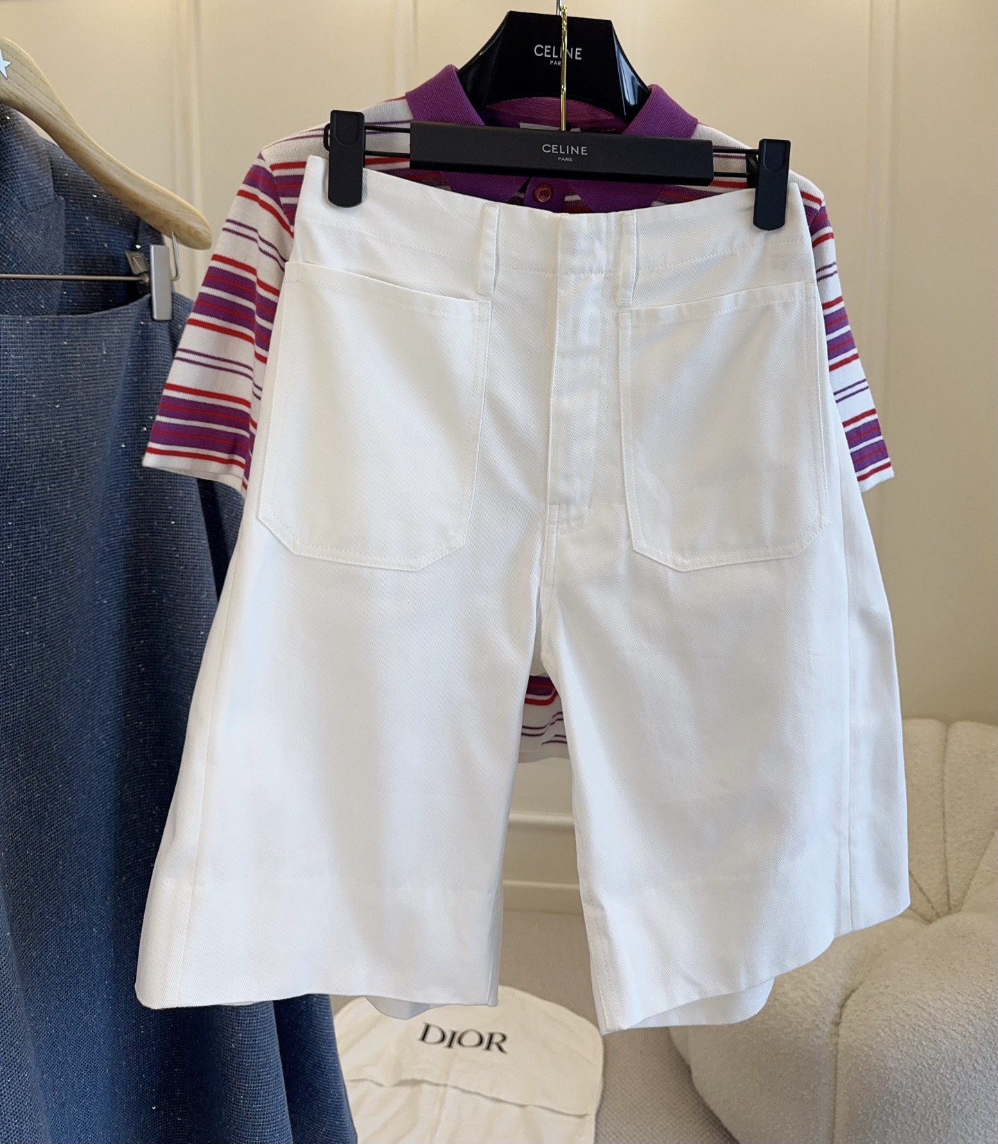 NO:927985,CELINE2026 new white three-quarter pants, made of soft cotton fabric, skin-friendly and breathable, super comfortable to wear in summer!  The high-waisted wide-leg design + cuffed trousers are full of French elegance. The five-point length is not flattering on your figure, and can be easily used for commuting, vacationing, and daily life. Pair it with a striped Polo or a simple top, which is refreshing and high-end, and you can easily get a fashionable summer look!  ,,celine,19860909CELINE2026新款白色五分裤,柔软棉质面料,亲肤又透气,夏天穿超舒服！高腰阔腿设计+翻边裤脚,法式优雅感满满.五分长度不挑身材,通勤、度假、日常都能轻松驾驭,搭配条纹Polo或简约上衣,清爽又高级,轻松get夏日时髦look！,,celine,,Women's clothing