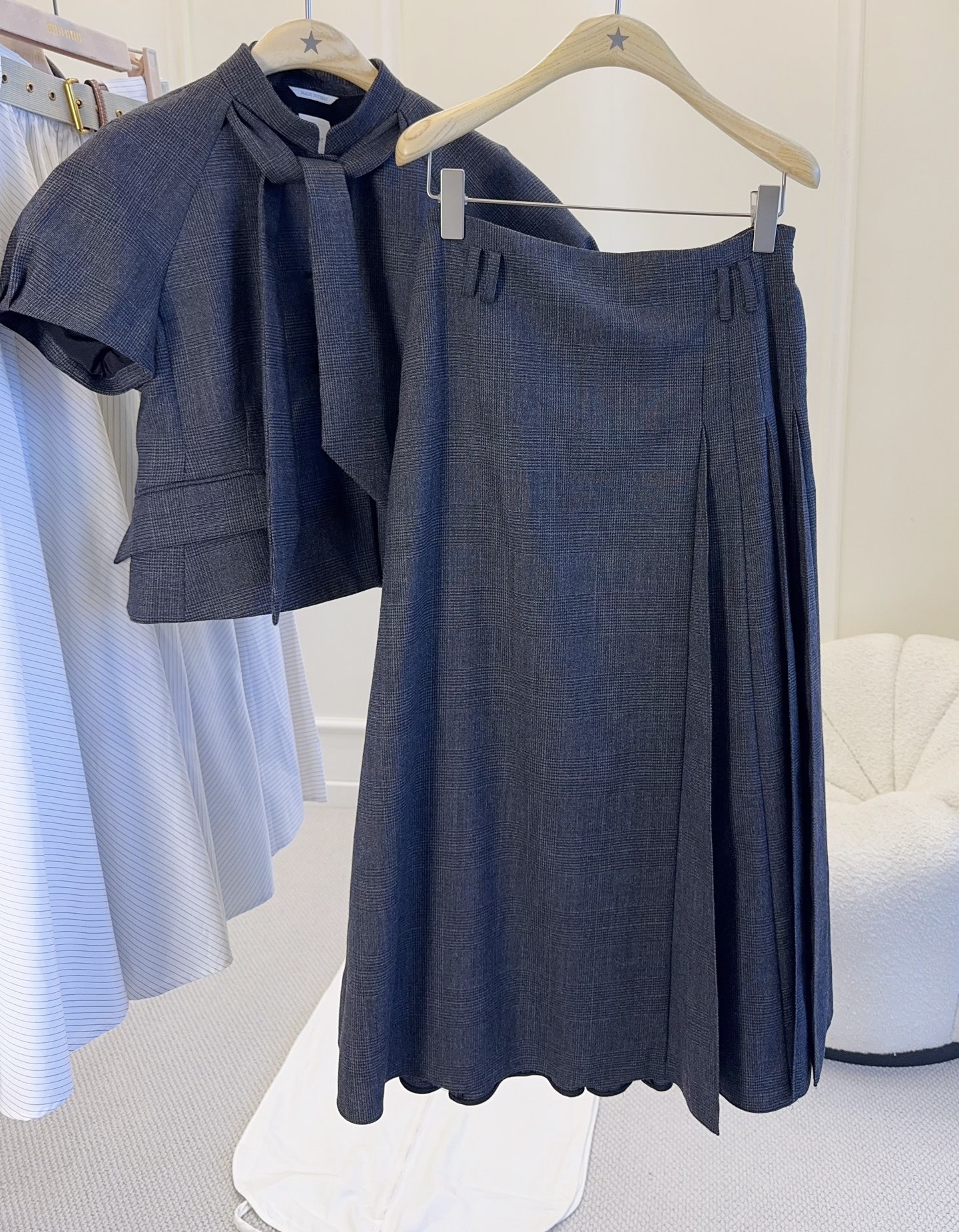 NO:929152,Dior2026 new early autumn gray plaid high-waisted A-line skirt, customized wool fabric with good drape, slimming and flattering leg shape, friendly to pear-shaped figures!  The mid-length design can be worn for daily commuting. The gray color is versatile and not fussy. It looks good with any shirt or sweater. The decorative details on the waist enhance the texture. The pleated skirt naturally spreads out, giving it a sense of elegance when walking. It is super elegant for autumn and winter wear, practical and fashionable. It is a must-have item in the wardrobe!  ,,dior,skirts,shirts,19860909Dior2026早秋新款灰色格子高腰A字半身裙,定制羊毛面料垂感好,显瘦又修饰腿型,梨形身材友好！中长款设计,通勤日常都能穿,灰色百搭不挑人,随便搭衬衫、针织衫都好看～腰部装饰细节提升质感,百褶裙摆自然散开,走路自带优雅氛围感.秋冬穿超有气质,实用又时髦,是衣橱必备单品！,,dior,skirts,shirts,,Women's clothing