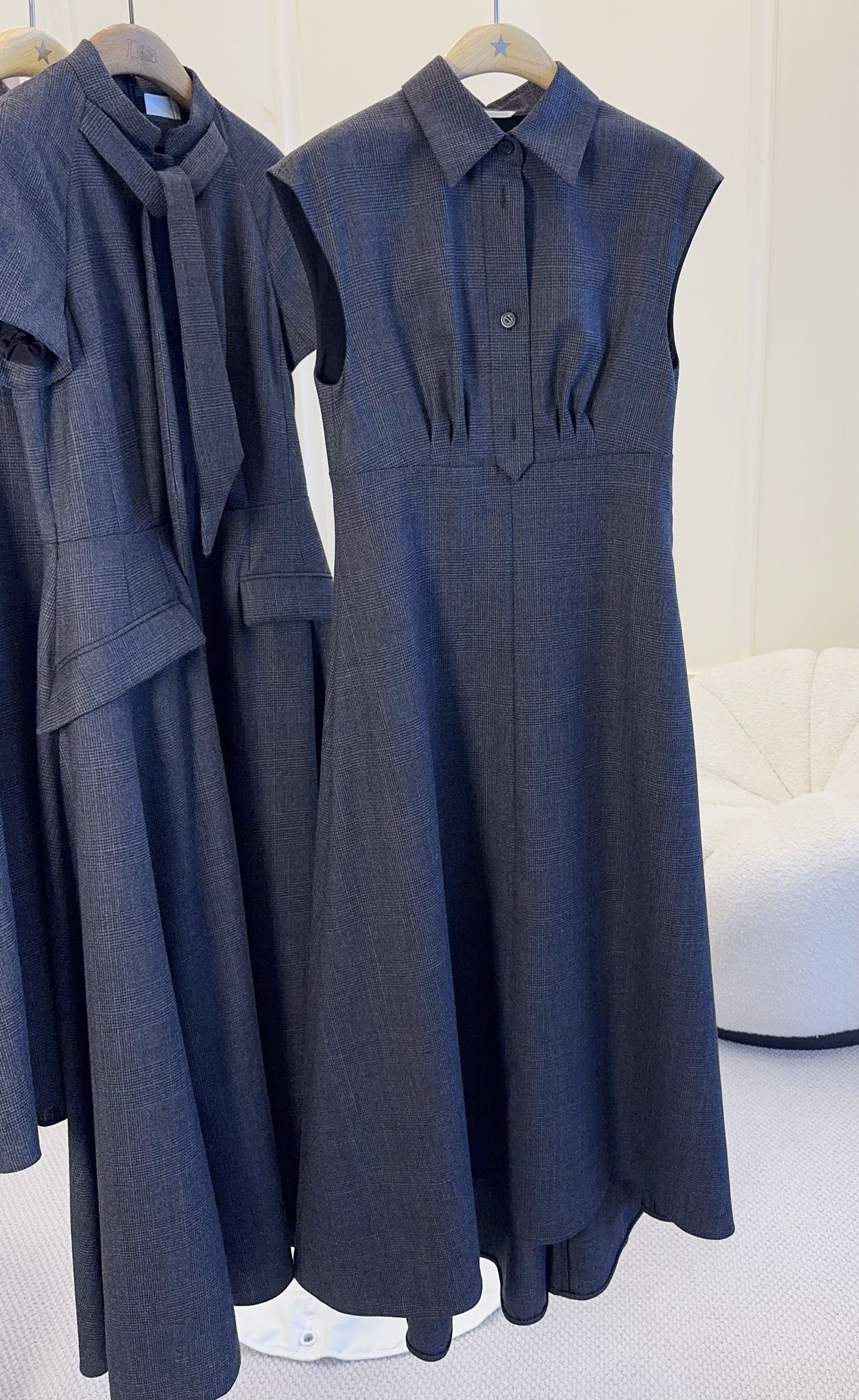 NO:929185,Dior2026 new early autumn plaid dress, customized wool fine plaid, with delicate texture and full drape, classic lapel + sleeveless design, simple and intellectual, easy to control during daily commute. The waist is pleated to modify the figure, the skirt is drapey, and the low-key elegance is perfect. It is capable and gentle, suitable for the workplace, interviews, and daily outings, practical and fashionable!  ,,dior,skirts,19860909Dior2026早秋新款格子连衣裙,定制羊毛细格纹,质感细腻垂感十足,经典翻领+无袖设计,简约知性,通勤日常都能轻松驾驭.腰部抽褶修饰身形,裙摆垂顺,低调优雅气质满分.干练温柔兼具,职场、面试、日常出街都很适合,实用又时髦！,,dior,skirts,,Women's clothing