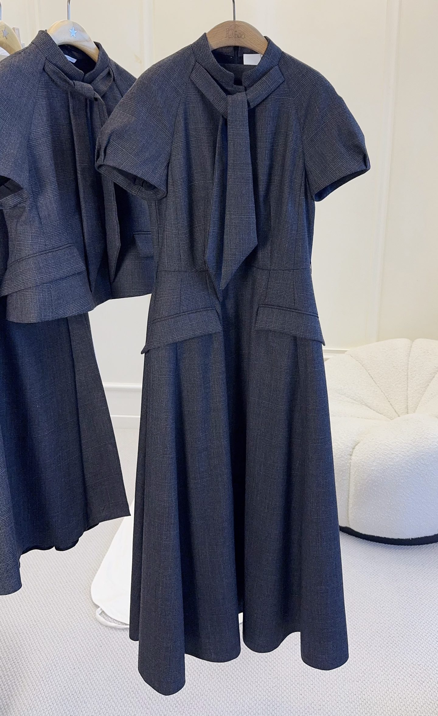 NO:929202,Dior 2026 new early autumn dark gray plaid wool dress, classic Welsh plaid design, retro and high-end. Customized high-quality wool, perfect drape, comfortable to wear. The belt is adjustable, easily outlines the waistline, the skirt length is moderate, suitable for formal commuting occasions. The neckline can be matched with a tie or bow, the shape is changeable, both temperament and practicality, it is a must-have item in the wardrobe of working women. Comes with a belt!  ,,dior,skirts,ties,19860909Dior 2026早秋新款深灰色格子羊毛连衣裙,经典威尔士格纹设计,复古又高级.定制高品质羊毛,垂坠感满分,穿着舒适.腰带可调节,轻松勾勒腰线,裙摆长度适中,通勤正式场合都很适合.领口可搭配领带或蝴蝶结,造型多变,气质与实用性兼具,是职场女性衣橱必备单品.配腰带！,,dior,skirts,ties,,Women's clothing