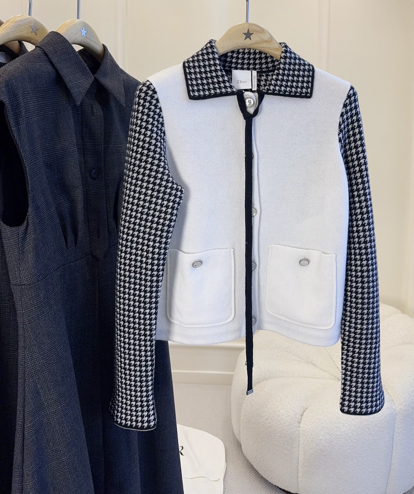 NO:929217,Dior 2026 early autumn series wool knitted cardigan, made of wool, perfect for wearing alone in early autumn!  Front Lycra air layer + sleeves & back retro houndstooth jacquard, full of layers. Lapel bow tie, full of French sweet atmosphere, can be freely adjusted. White main color with houndstooth, elegant and retro, can be easily worn for commuting or formal occasions, and looks great with skirts or high-waisted pants.,, dior, skirts,19860909Dior 2026早秋系列羊毛针织开衫,采用羊毛,早秋单穿超合适！前幅莱卡空气层+袖子&后幅复古千鸟格提花,层次感满满.翻领蝴蝶结系带,法式甜美氛围感拉满,可自由调节松紧.白色主调配千鸟格,优雅复古,通勤或正式场合都能轻松驾驭,搭配裙装或高腰裤都很出彩.,,dior,skirts,,Women's clothing