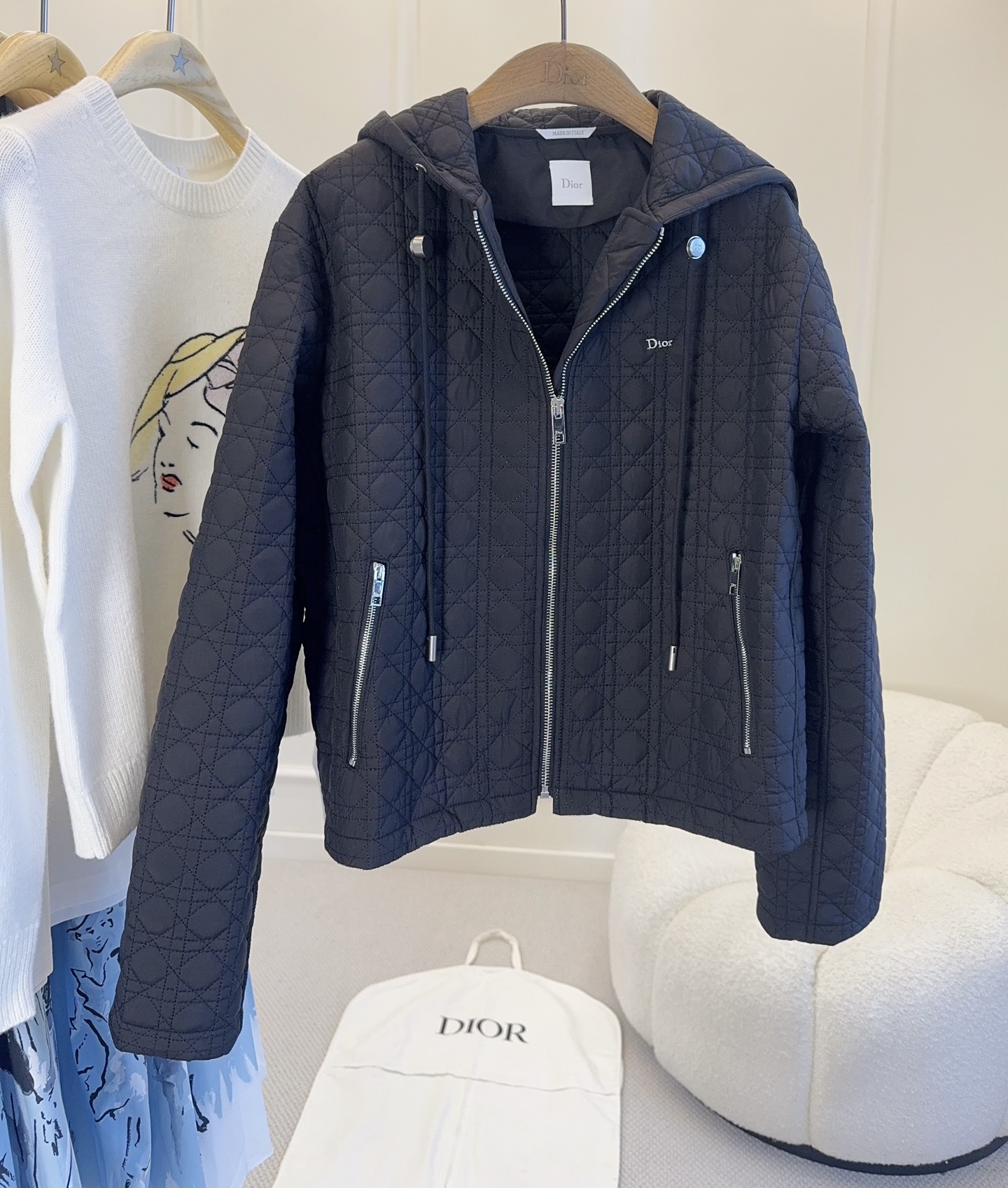 NO:931030,Dior2026 early autumn series black quilted hooded jacket, classic diamond quilted fabric, light and warm, zipper + drawstring design, practical and stylish. It can be easily controlled for daily commuting and leisure. Paired with simple inner wear or jeans, it is full of fashion and texture!  It’s perfect for daily wear or light travel. It’s casual with a touch of formality, and looks great with jeans or casual pants!  ,,dior,jeans,jackets & coats,hats,19860909Dior2026早秋系列黑色绗缝连帽夹克,经典菱格绗缝面料,轻便又保暖,拉链+抽绳设计,实用又有型.日常通勤、休闲都能轻松驾驭,搭配简约内搭或牛仔裤,时髦感满分质感满分！日常穿搭或轻便出行都很OK.随性中带点正式感,搭配牛仔裤或休闲裤都超有范儿！,,dior,jeans,jackets & coats,hats,,Women's clothing