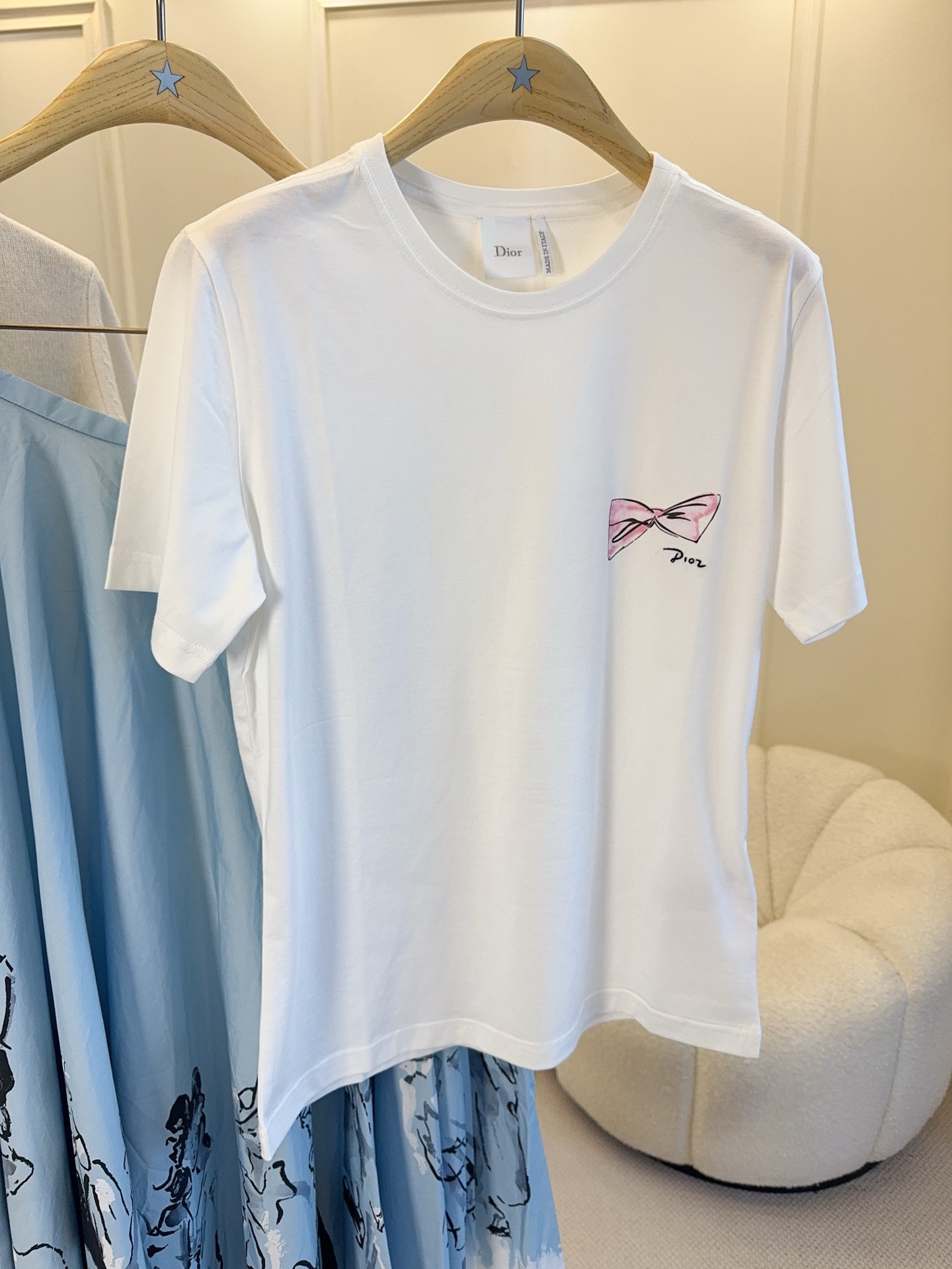 NO:930929,Dior2026 new bow printed short sleeves, high quality pure cotton, soft and skin-friendly, super comfortable to wear in summer!  White round neck + pink hand-painted bow, with the word 'Dior', simple and exquisite. Straight-shoulder cut, modified shoulder line, easy to control for daily commuting and leisure. Versatile attribute, you can match it with jeans, casual pants, and skirts, and you can easily get an elegant and casual style.,, dior, skirts, jeans, T-shirt,19860909Dior2026新款蝴蝶结印花短袖,高品质纯棉,柔软亲肤,夏天穿超舒服！白色圆领+粉色手绘蝴蝶结,搭配“Dior”字样,简约又精致.正肩剪裁,修饰肩部线条,日常通勤、休闲都能轻松驾驭.百搭属性,牛仔裤、休闲裤、裙装随意搭配,轻松get优雅随性风格.,,dior,skirts,jeans,T-shirt,,Women's clothing