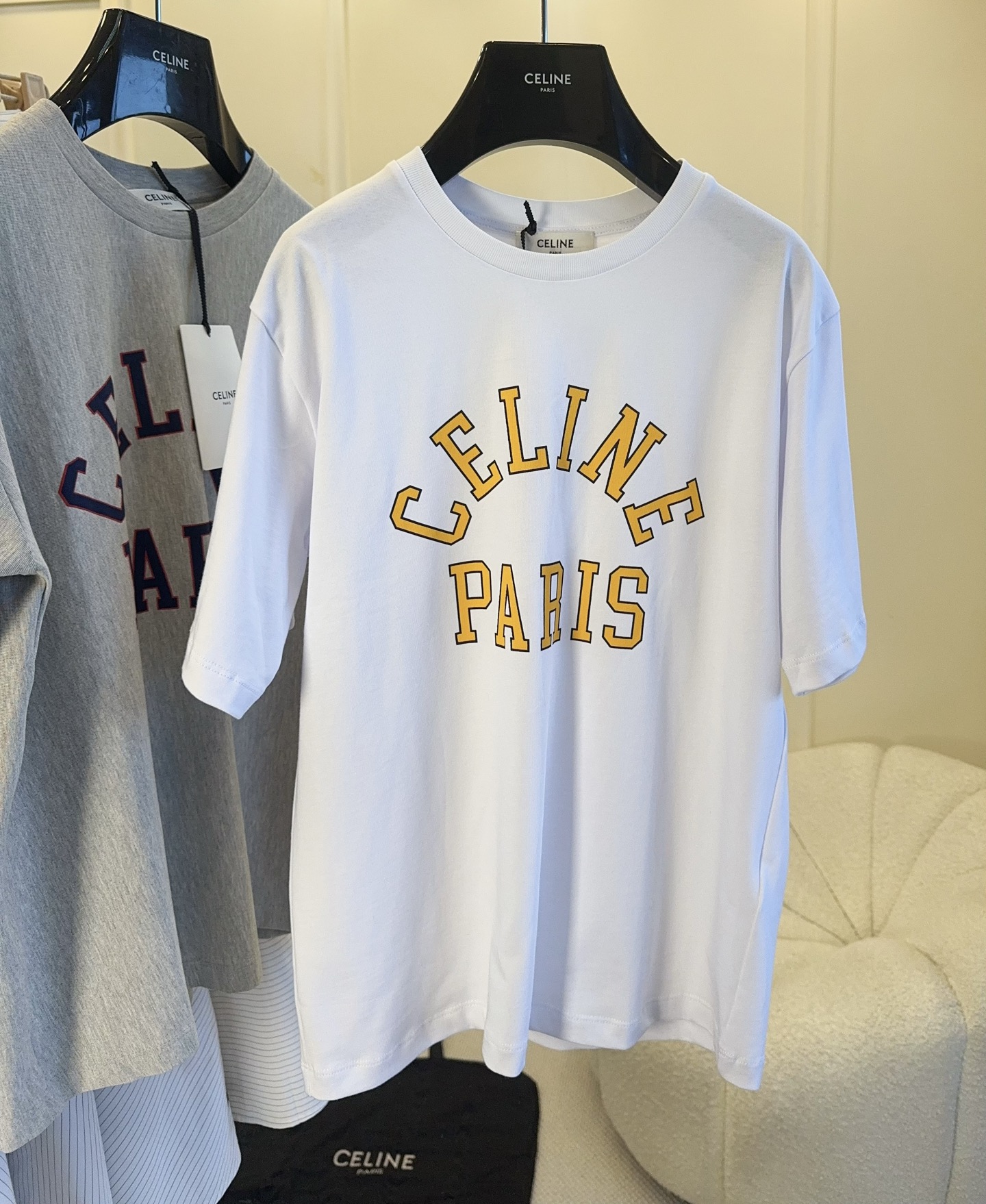 NO:931008,CELINE2026 new letter T-shirt, with the words 'CELINE PARIS' on the front in a curved shape, simple and recognizable. Made of pure cotton, it is super comfortable to wear in summer!  The loose fit is not flattering on your figure, and it looks refreshing and energetic when worn casually with jeans and shorts. It can be easily worn in daily life and on vacation. It is comfortable and fashionable. It is a must-have item in the summer wardrobe!  ,,celine,shorts,jeans,tees,t-shirt,19860909CELINE2026新款字母T恤,正面弧形“CELINE PARIS”字样,简约又有辨识度.纯棉材质,夏天穿超舒服！宽松版型不挑身材,随便配牛仔裤、短裤都很清爽活力.日常、度假都能轻松驾驭,舒适又时髦,是夏季衣橱必备单品！,,celine,shorts,jeans,tees，t-shirt,,Women's clothing