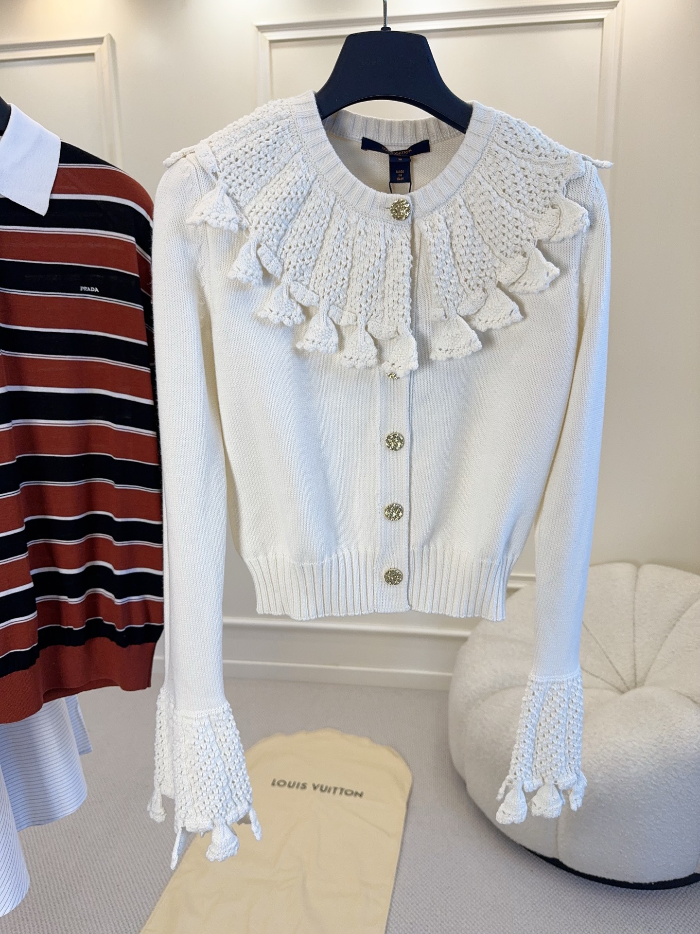 NO:930951,LV 2026 early autumn series tassel collar knitted cardigan, cream white color + double-layer crocheted ruffle collar, full of retro girly feeling. The cuffs and hem also have lace details, delicate and gentle. High-quality cotton knitted, soft and comfortable, perfect for spring and autumn~ Pair it with a high-waisted skirt or jeans, you can switch between elegant or casual at will, and can easily manage it for commuting and dating!  ,,louis vuitton,skirts,jeans,19860909LV 2026早秋系列流苏领针织开衫,奶油白配色+双层钩花荷叶边领,复古少女感满满.袖口和下摆也有蕾丝细节,精致又温柔.高品质棉质针织,柔软舒适,春秋穿超合适～搭配高腰裙or牛仔裤,优雅or休闲随心切换,通勤约会都能轻松驾驭！,,louis vuitton,skirts,jeans,,Women's clothing