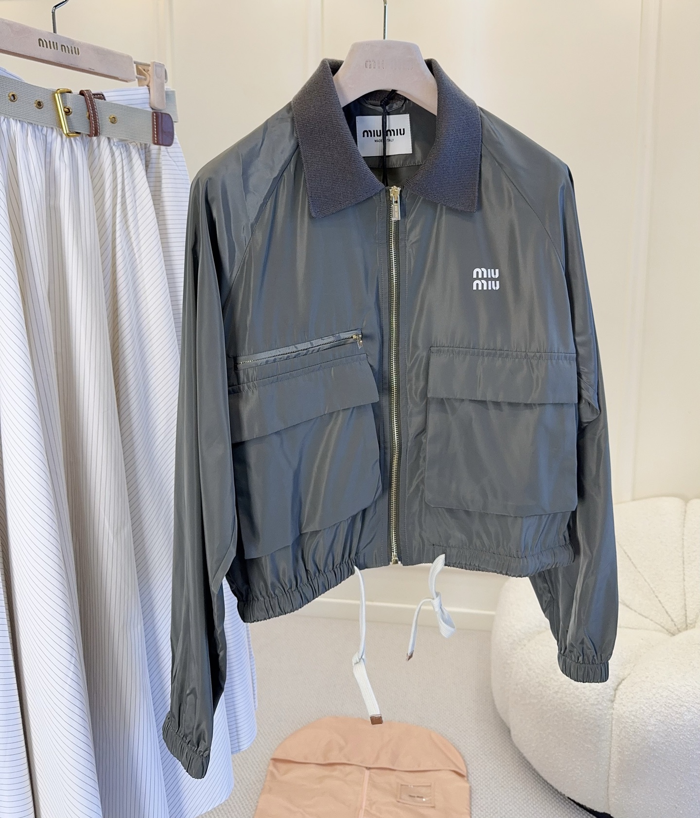 NO:930987,Miu Miu's 2026 new gray green work jacket is made of nylon material, lightweight and windproof, with a full retro feel. The short design is equipped with large pockets and metal zippers, which is practical and street style. The drawstring at the hem is adjustable and looks great with jeans or short skirts. It can be easily used for daily outings, commuting, and leisure. It is a must-have item for sweet and cool style!  ,,miumiu,skirts,jeans,jackets & coats,19860909Miu Miu2026新款灰绿色工装夹克,尼龙材质轻便防风,复古感满满.短款设计配大口袋和金属拉链,实用又有街头风.下摆抽绳可调节版型,搭配牛仔裤或短裙都很出彩,日常出街、通勤、休闲都能轻松驾驭,是甜酷风格必备单品！,,miumiu,skirts,jeans,jackets & coats,,Women's clothing
