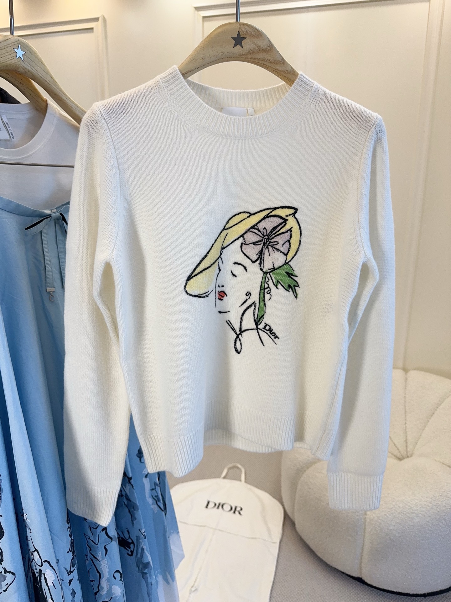 NO:933553,Dior 2026 early autumn series printed sweater, off-white cashmere and wool blend, soft and comfortable, super friendly for daily wear!  The front is hand-painted with a female avatar and flowers, which is full of artistic sense and has high brand recognition. The round neck and long-sleeved design is simple and elegant, and it goes well with jeans or skirts. It is easy to get a refined and relaxed feeling ~ the details are must-have, and it is both fashionable and comfortable!  ,,dior,skirts,jeans,19860909Dior 2026早秋系列印花针织衫,米白色羊绒羊毛混纺,柔软舒适,日常穿搭超友好！正面手绘女性头像+花卉,艺术感满满,品牌辨识度超高.圆领长袖设计,简约大方,搭配牛仔裤或半裙都很出彩,轻松get精致松弛感～细节控必入,时尚与舒适兼得！,,dior,skirts,jeans,,Women's clothing