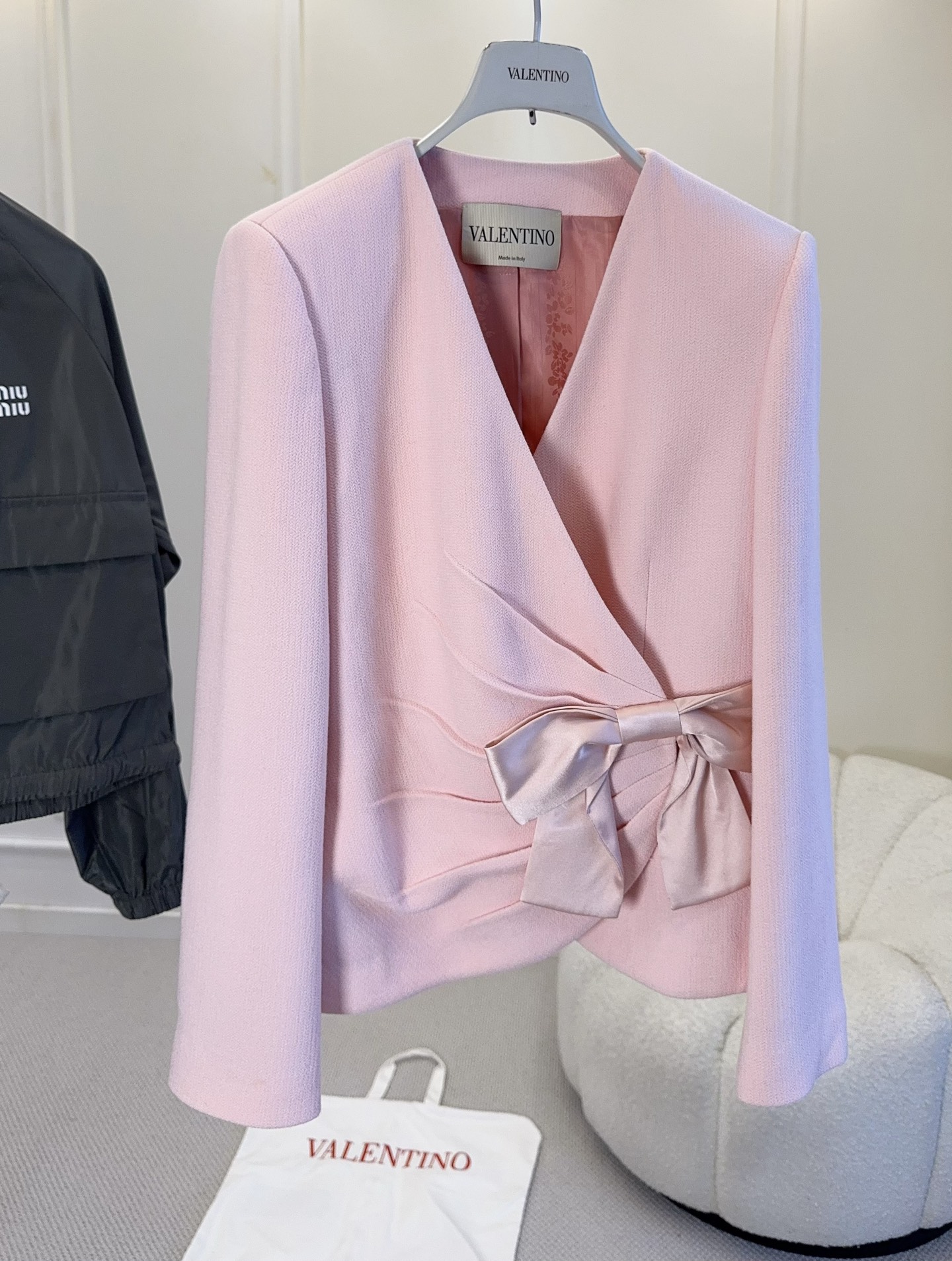 NO:933488,Valentino 2026 autumn and winter pink bow suit, made of dogwood pink tweed, with super eye-catching luster. V-neck + large bow at the waist, soft and elegant, waist design to modify the body shape, cover the flesh and make you look slimmer, easy to achieve sweet style!  Whether paired with jeans or a skirt, it can show a casual and high-end feel. It is suitable for daily commuting or formal occasions~,,valentino,skirts,jeans,business suit,19860909Valentino 2026秋冬粉色蝴蝶结西装,茱萸粉粗花呢材质,光泽超吸睛.V领+腰间大蝴蝶结,柔美又优雅,收腰设计修饰身形,遮肉显瘦,甜飒风格轻松拿捏！无论搭配牛仔裤还是裙装,都能展现随性高级感,日常通勤或正式场合都很适合哦～,,valentino,skirts,jeans,business suit,,Women's clothing