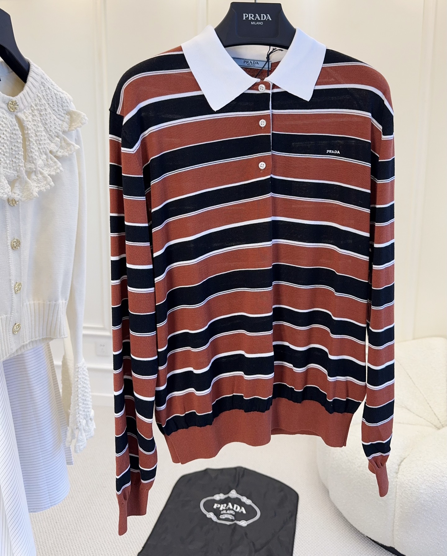 NO:933503,Prada2026 new striped knitted Polo shirt, red brown + black contrasting design, white Polo collar has a super retro feel!  The knitted fabric is soft and breathable, making it super comfortable to wear in autumn and winter. The low-key logo embroidery on the chest is full of details and quality. It can be easily used for daily commuting and leisure. Pair it with jeans or wide-leg pants, which is casual and high-end, and you can easily get the 'old money style' outfit.,, prada, jeans,19860909Prada2026新款条纹针织Polo衫,红棕+黑色撞色设计,白色Polo领超有复古感！针织面料柔软透气,秋冬穿超舒服.胸前低调Logo刺绣,细节满分,品质感拉满.日常通勤、休闲都能轻松驾驭,搭配牛仔裤或阔腿裤,随性又高级,轻松get“老钱风”穿搭.,,prada,jeans,,Women's clothing