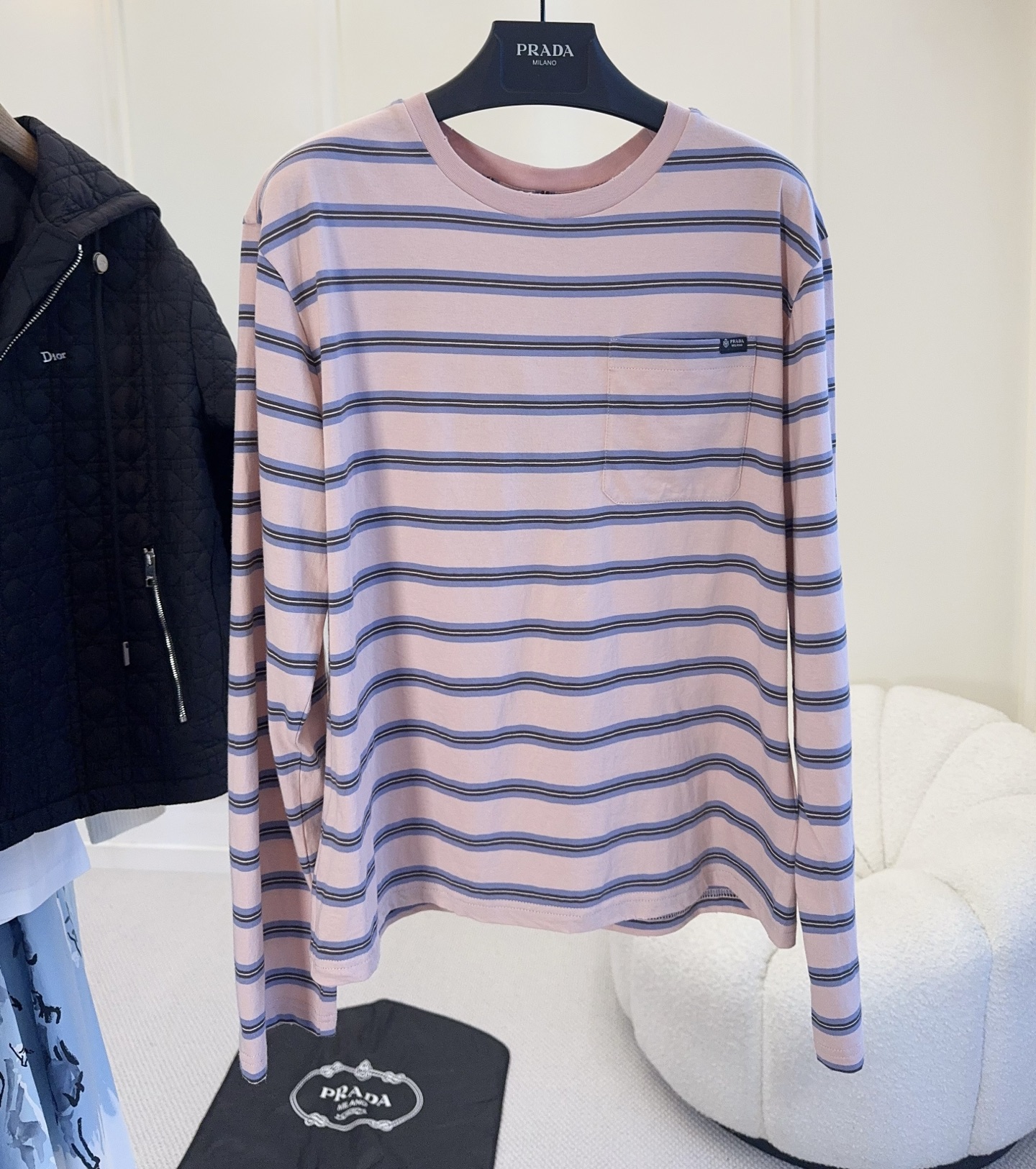 NO:933521,Prada 2026 early autumn series pink striped long-sleeved T-shirt, nude foundation color with gray and blue pinstripes, small chest pocket with super details. Pure cotton, soft and skin-friendly, loose fit, perfect to wear alone or layered with!  Stripes are classic and versatile. They can be worn casually with jeans or gentle with skirts. They can be easily switched between multiple styles. They can be easily used for daily outings and parties. They are one of the representative items of Prada's relaxed aesthetic.,, prada, skirts, jeans, tees, t-shirt,19860909Prada 2026早秋系列粉色条纹长袖T恤,裸粉底色配灰蓝细条纹,胸前小口袋超有细节感.纯棉,柔软亲肤,宽松版型,单穿或内搭都很OK！条纹经典百搭,配牛仔裤休闲,搭半裙温柔,轻松切换多种风格～日常出街、聚会都能轻松驾驭,是Prada松弛美学代表单品之一.,,prada,skirts,jeans,tees，t-shirt,,Women's clothing