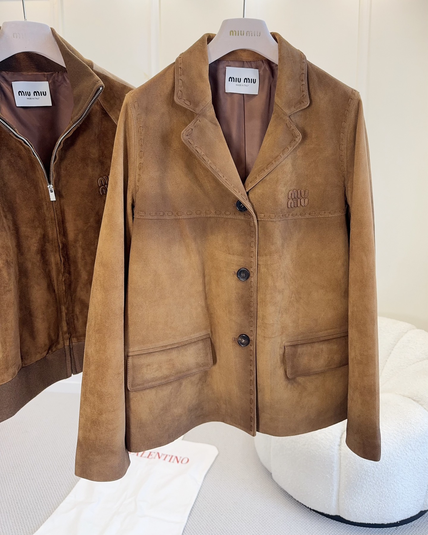 NO:934317,Miu Miu 2026 new suede suit jacket, caramel brown is super textured, suede material is retro and high-end. Clean tailoring + brand embroidery, perfect details!  It is super warm to wear in autumn and winter. Pair it with a silk scarf, tube top or skirt to easily create a sweet cool or retro style. It can be worn for daily commuting and parties to create a fashionable atmosphere~,,miumiu,skirts,jackets & coats,business suit,chamois leather,19860909Miu Miu2026新款麂皮西装外套,焦糖棕色超有质感,绒面材质复古又高级.利落剪裁+品牌刺绣,细节满分！秋冬穿超保暖,搭配丝巾、抹胸或裙装,轻松打造甜酷or复古风,日常通勤、聚会都能穿出时髦氛围感～,,miumiu,skirts,jackets & coats,business suit,chamois leather,,Women's clothing