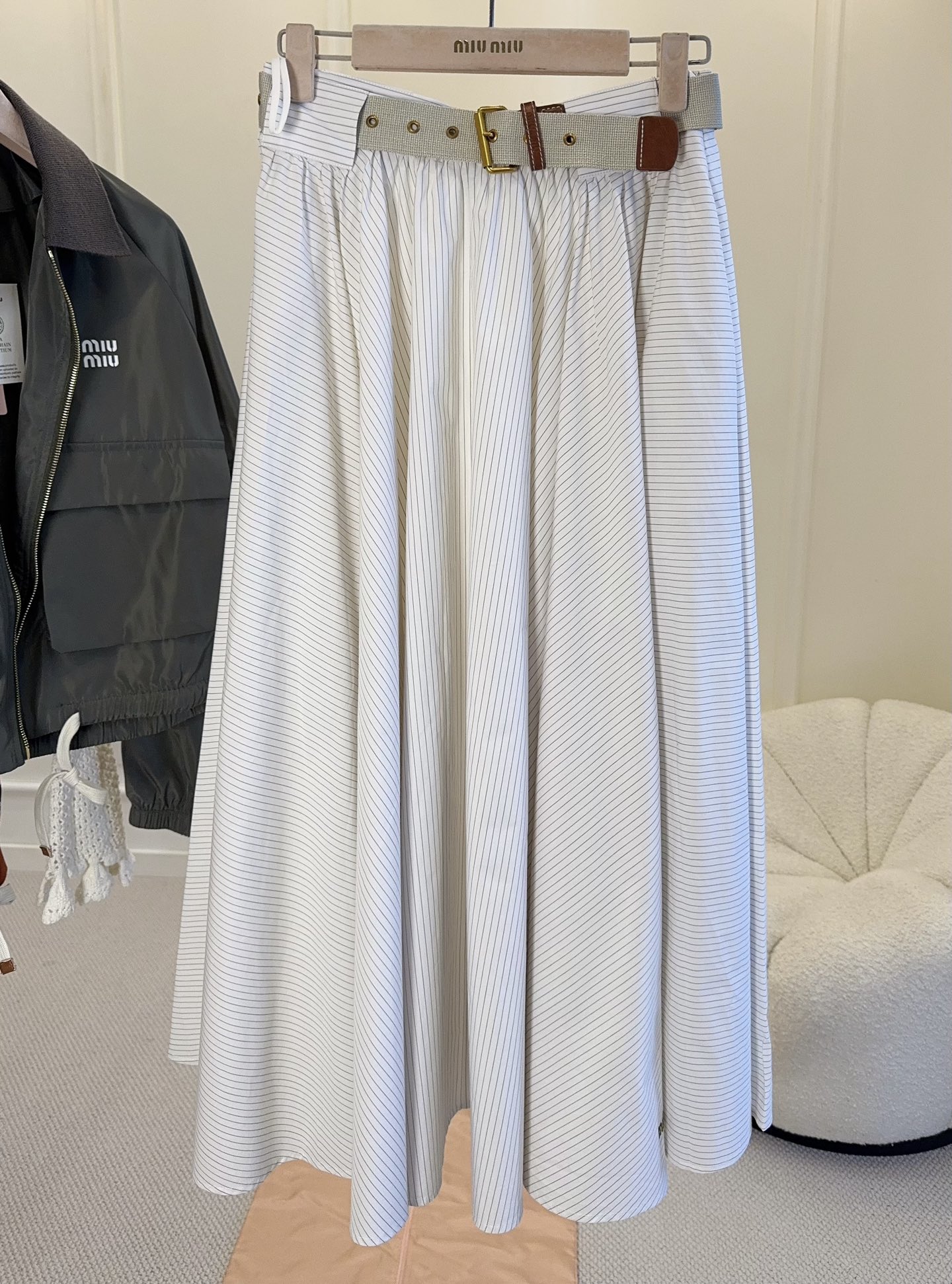 NO:934362,MiuMiu2026 new pinstripe skirt, off-white bottom with light brown pinstripes, full of college style!  High waist + A-line large skirt, slimming and flattering leg shape, super comfortable to wear in summer. Same color belt + embroidered logo, exquisite details, full of brand sense. It can be easily controlled for daily life, dating and commuting. Pair it with a short top or shirt, and you can switch between fresh and sweet or elegant temperament.,,miumiu,skirts,shirts,19860909MiuMiu2026新款细条纹半身裙,米白底配浅棕细条纹,学院风满满！高腰+A字大裙摆,显瘦又修饰腿型,夏天穿超舒服.同色腰带+刺绣徽标,细节精致,品牌感十足.日常、约会、通勤都能轻松驾驭,搭配短上衣或衬衫,清新甜美or优雅气质随心切换.,,miumiu,skirts,shirts,,Women's clothing