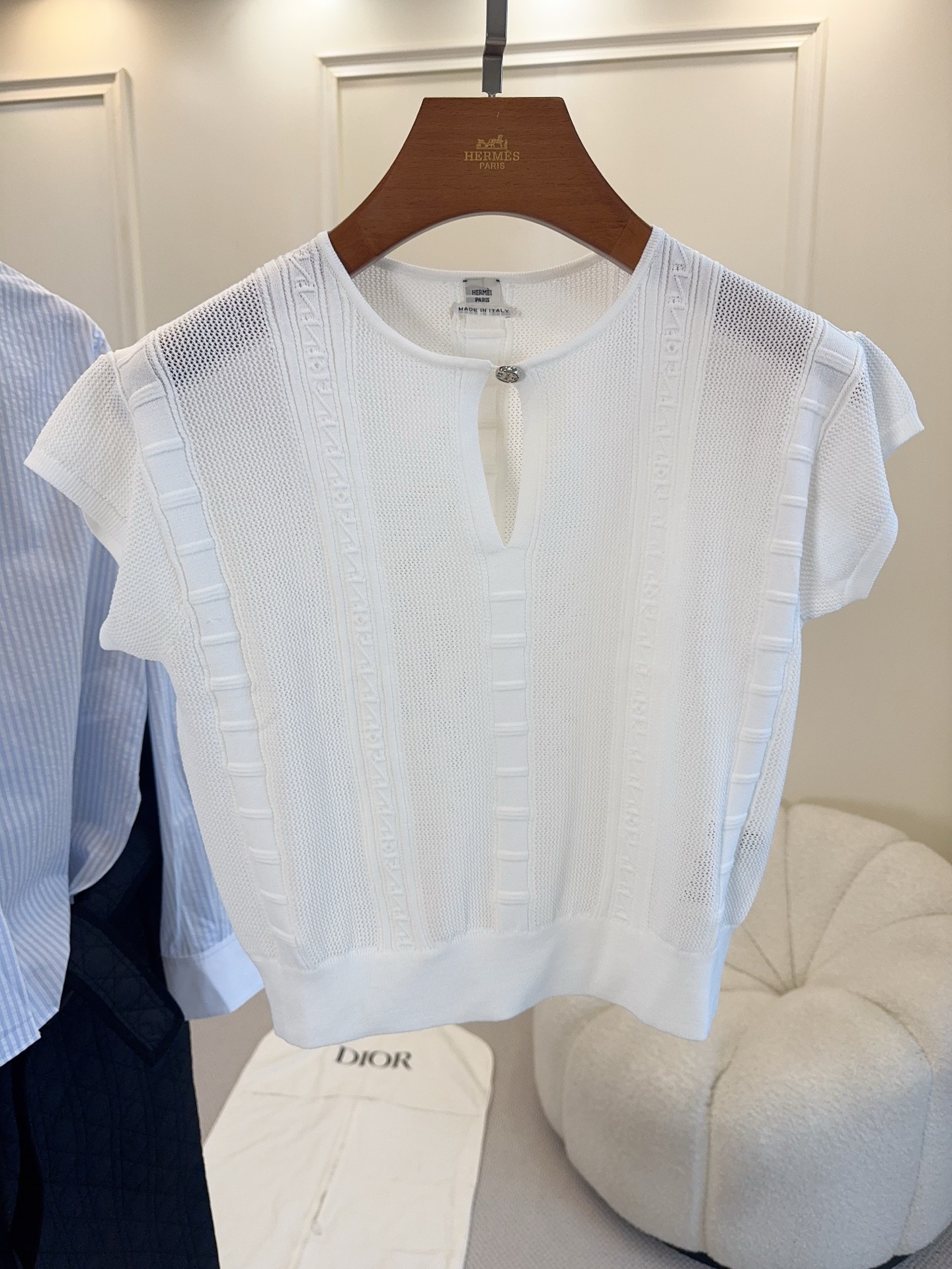 NO:934999,Hermes 2026 new autumn and winter jacquard short-sleeves, using three-dimensional jacquard technology, the fabric is light and breathable, comfortable and textured to wear. The hollow jacquard is full of French elegance, exquisite details, low-key luxury. The white color is versatile and can be easily used for commuting or formal occasions. It is simple and durable and suitable for long-term wear. Pair it with a high-waisted skirt or wide-leg pants, and you can easily get a high-end style, hermes, skirts, T-shirt,19860909Hermes2026秋冬新款提花短袖,采用立体提花工艺,面料轻薄透气,穿着舒适又有质感.镂空提花法式优雅满分,细节精致,低调奢华.白色百搭,通勤或正式场合都能轻松驾驭,简约耐看,适合长期穿着.搭配高腰裙或阔腿裤,轻松get高级感穿搭风格,,hermes,skirts,T-shirt,,Women's clothing