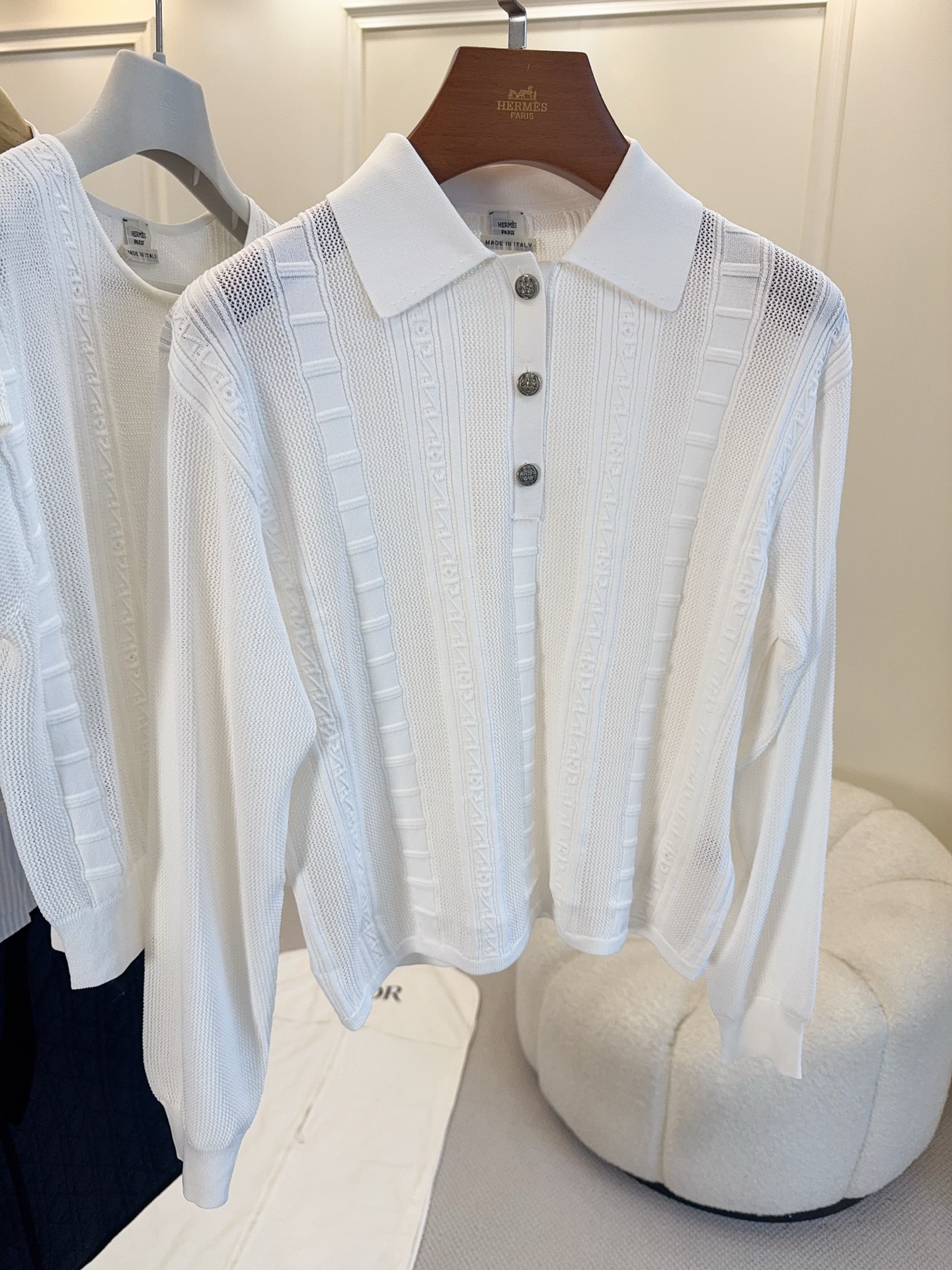 NO:934991,Hermes 2026 new autumn and winter milky white Polo knitted long sleeves are made of viscose + nylon blend, soft and breathable, and the hollow weave is super light!  Polo collar + simple buttons, can be worn for daily commuting. The milky white tone is gentle and versatile, looks good with jeans or skirts, and is OK for layering in early autumn. It is intellectual and relaxed, and it is easy to achieve a high-end feel ~,,hermes,skirts,jeans,19860909Hermes2026秋冬新款奶白色Polo针织长袖,采用粘纤+锦纶混纺,柔软透气,镂空织法超轻盈！Polo领+简约纽扣,通勤日常都能穿.奶白色调温柔百搭,配牛仔裤或半裙都好看,早秋叠穿都OK,知性又松弛,轻松拿捏高级感～,,hermes,skirts,jeans,,Women's clothing