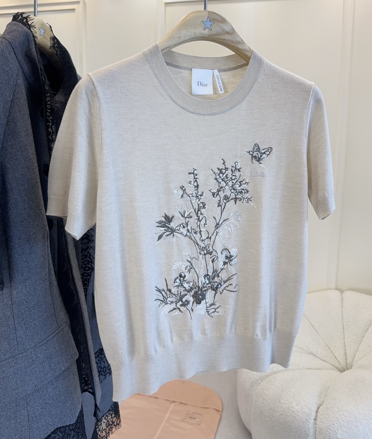 NO:934987,Dior2026 floral embroidered knitted short-sleeve, light beige wool blend, soft, skin-friendly and breathable, super comfortable to wear in summer!  The delicate flower + butterfly embroidery on the chest is full of artistic sense and the details are extra points. The round neck is slim and tailored to modify the body shape without being tight. It can be easily used for commuting, dating and daily life. It looks great when worn alone or layered with jackets. It is a versatile and light luxury item in the wardrobe!  ,,dior,jackets & coats,T-shirt,19860909Dior2026花卉刺绣针织短袖,浅米色羊毛混纺,柔软亲肤又透气,夏天穿超舒服！胸前精致花卉+蝴蝶刺绣,艺术感满满,细节超加分.圆领修身剪裁,修饰身形不紧绷,通勤、约会、日常都能轻松驾驭.单穿或叠搭外套都很出彩,是衣橱里的百搭轻奢单品！,,dior,jackets & coats,T-shirt,,Women's clothing