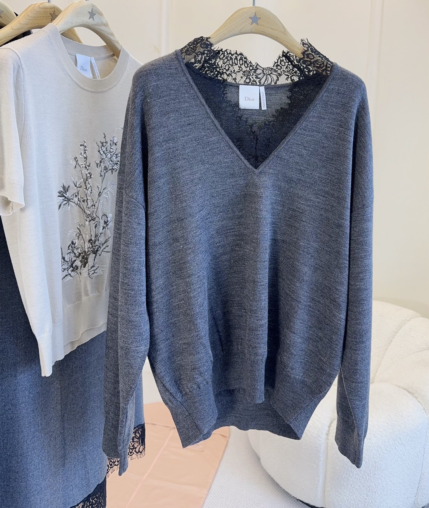 NO:935040,Dior's new 2026 autumn and winter gray V-neck sweater, with dark lace splicing on the neckline, is simple and has a touch of retro sophistication. Wool blended knitted fabric is super comfortable to wear in autumn and winter. The loose fit is very casual. It is elegant and intellectual when paired with skirts or high-waisted pants ~ It can be easily controlled for daily commuting and parties. It is low-key and detailed. The small CD metal letters in the lower right corner are embellished. It is a classic item of the Dior women's series!  ,,dior,skirts,19860909Dior2026秋冬新款灰色V领针织衫,领口拼接深色蕾丝花边,简约中带点复古精致感.羊毛混纺针织面料,秋冬穿超舒服,宽松版型很显随性,搭裙装或高腰裤都很优雅知性～日常通勤、聚会都能轻松驾驭,低调又有细节感,右下角处小CD金属字母点缀,是Dior女装系列的经典单品！,,dior,skirts,,Women's clothing