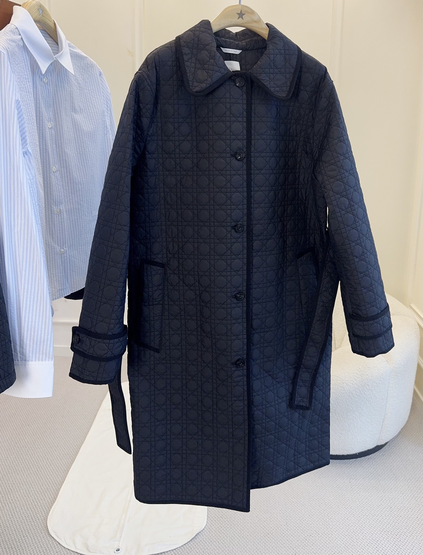 NO:934974,Dior2026 new autumn and winter black quilted lace-up coat, classic lapel + belt design, simple and advanced!  Classic rhombus quilted, perfect for autumn and winter. Mid-length + loose tailoring, slimming and flattering, even small people can easily control it. The quilted texture adds a sense of layering, and the belt is adjustable, so you can switch between slim or lazy styles at will. It can be easily held for commuting, parties, and daily outings. Pair it with high heels or short boots to enhance your temperament!  ,,dior,boots,high heels,19860909Dior2026秋冬新款黑色绗缝系带大衣,经典翻领+腰带设计,简约又高级！经典菱格夹棉,秋冬穿超合适.中长款+宽松剪裁,显瘦又修饰身形,小个子也能轻松驾驭.绗缝纹理让层次感up,腰带可调节,修身or慵懒风随心切换.通勤、聚会、日常出街都能轻松hold住,搭配高跟鞋或短靴,气质直接拉满！,,dior,boots,high heels,,Women's clothing