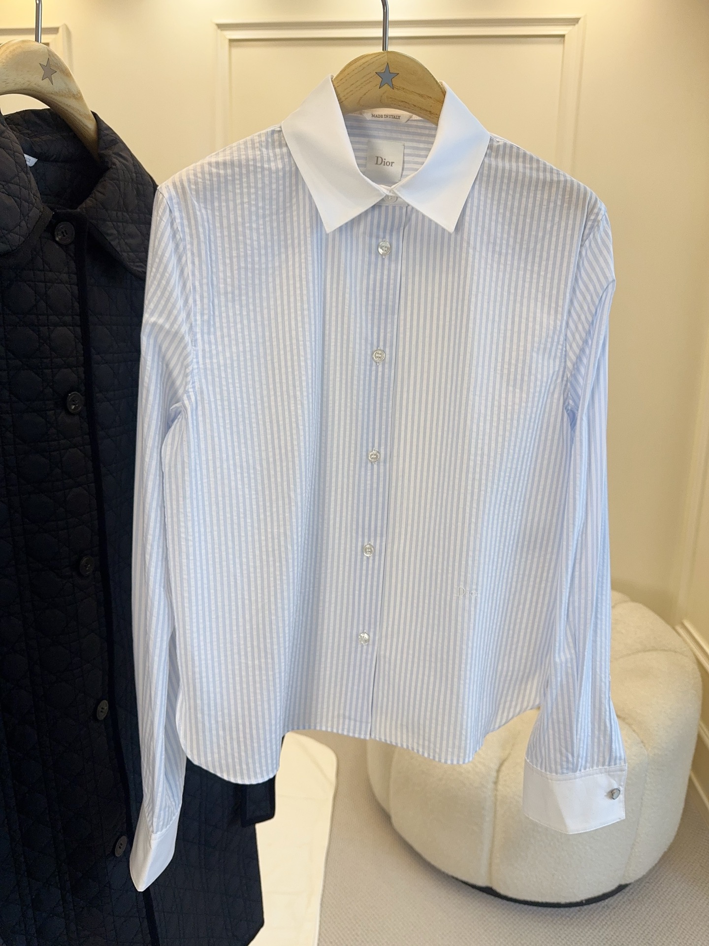 NO:934983,Dior2026 new blue and white striped contrast collar shirt, classic blue and white vertical stripes + white lapels and cuffs, simple and stylish. Cotton material, soft and breathable, textured bubble fabric is soft and breathable, has a relaxed texture, good anti-wrinkle ability, can be easily used for daily commuting and leisure. The loose version is super slim, super friendly to the figure, and it is OK to wear alone or layered with jackets!  Striped elements are versatile, paired with light-colored wide-leg pants or skirts, you can easily get a refreshing Korean style~, dior, skirts, jackets & coats, shirts,19860909Dior2026新款蓝白条纹撞色领衬衫,经典蓝白竖条纹+白色翻领&袖口,简约又有设计感.棉材质,柔软透气,肌理泡泡面料柔软透气,自带松弛质感,抗皱力不错,日常通勤、休闲都能轻松驾驭.宽松版型超显瘦,对身材超友好,单穿or叠搭外套都很OK！条纹元素百搭,配浅色阔腿裤or半裙,轻松get清爽韩系风～,,dior,skirts,jackets & coats,shirts,,Women's clothing