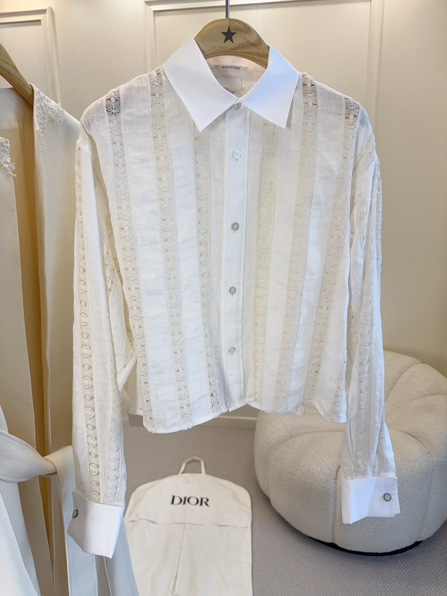 NO:945965,Dior 2026 autumn and winter new embroidered short shirt, white hollow fabric with exquisite embroidery, full of details!  The short design shows off the waistline, and paired with high-waisted pants/skirts, you can easily get an elegant and casual style. The white cuffs and collar are super layered, light and breathable, and super comfortable to wear in spring and summer ~ It can be easily used for daily outings, vacations, and parties, practical and fashionable!  ,,dior,skirts,shirts,19860909Dior 2026秋冬新款刺绣短款衬衫,白色镂空面料精致刺绣,细节满满！短款设计超显腰线,搭配高腰裤/裙,轻松get优雅休闲风.袖口和领口白色超有层次感,轻盈透气,春夏穿超舒服～日常出街、度假、聚会都能轻松驾驭,实用又时髦！,,dior,skirts,shirts,,Women's clothing