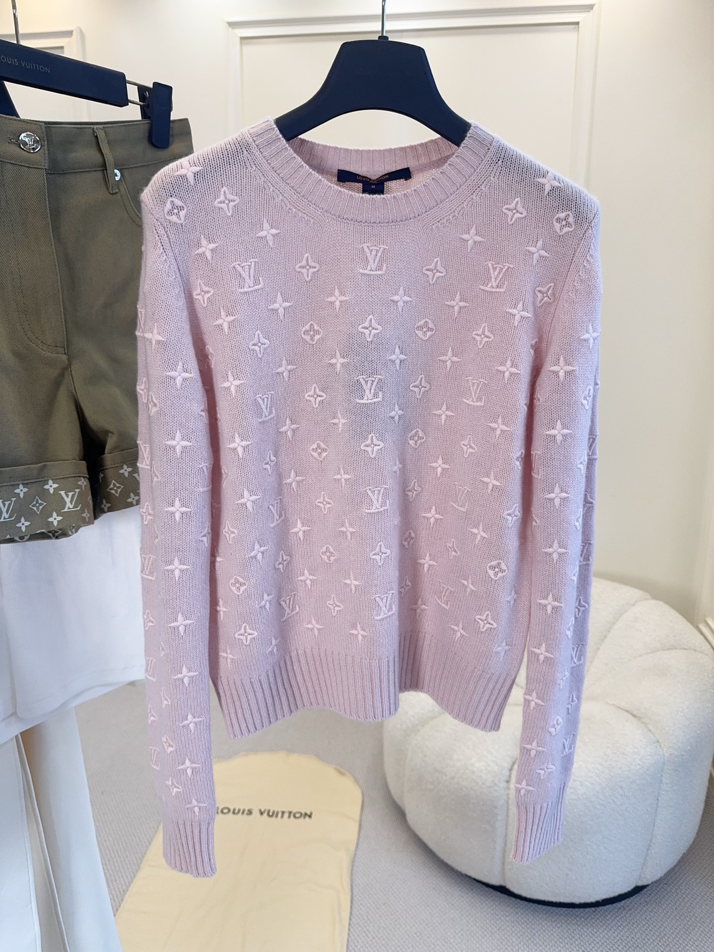 NO:945868,LV2026 new autumn and winter embossed presbyopic cashmere sweater, made of pure cashmere, soft and warm, super comfortable to wear in autumn and winter!  The classic Monogram presbyopia embossed design is low-key and recognizable. The cherry blossom pink is white and gentle. It is OK to wear alone or layered. The cuffs and hem are ribbed. It can be easily used for daily commuting and leisure. It goes well with jeans or skirts. It is a super popular item in the LV autumn and winter series!  ,,louis vuitton,skirts,jeans,sweaters,19860909LV2026秋冬新款浮雕老花羊绒毛衣,采用纯山羊绒,柔软又保暖,秋冬穿超舒服！经典Monogram老花浮雕设计,低调又有辨识度,樱花粉显白又温柔,单穿或内搭都很OK～袖口和下摆罗纹收口,日常通勤、休闲都能轻松驾驭,搭配牛仔裤或裙装都很出彩,是LV秋冬系列超火单品！,,louis vuitton,skirts,jeans,sweaters,,Women's clothing