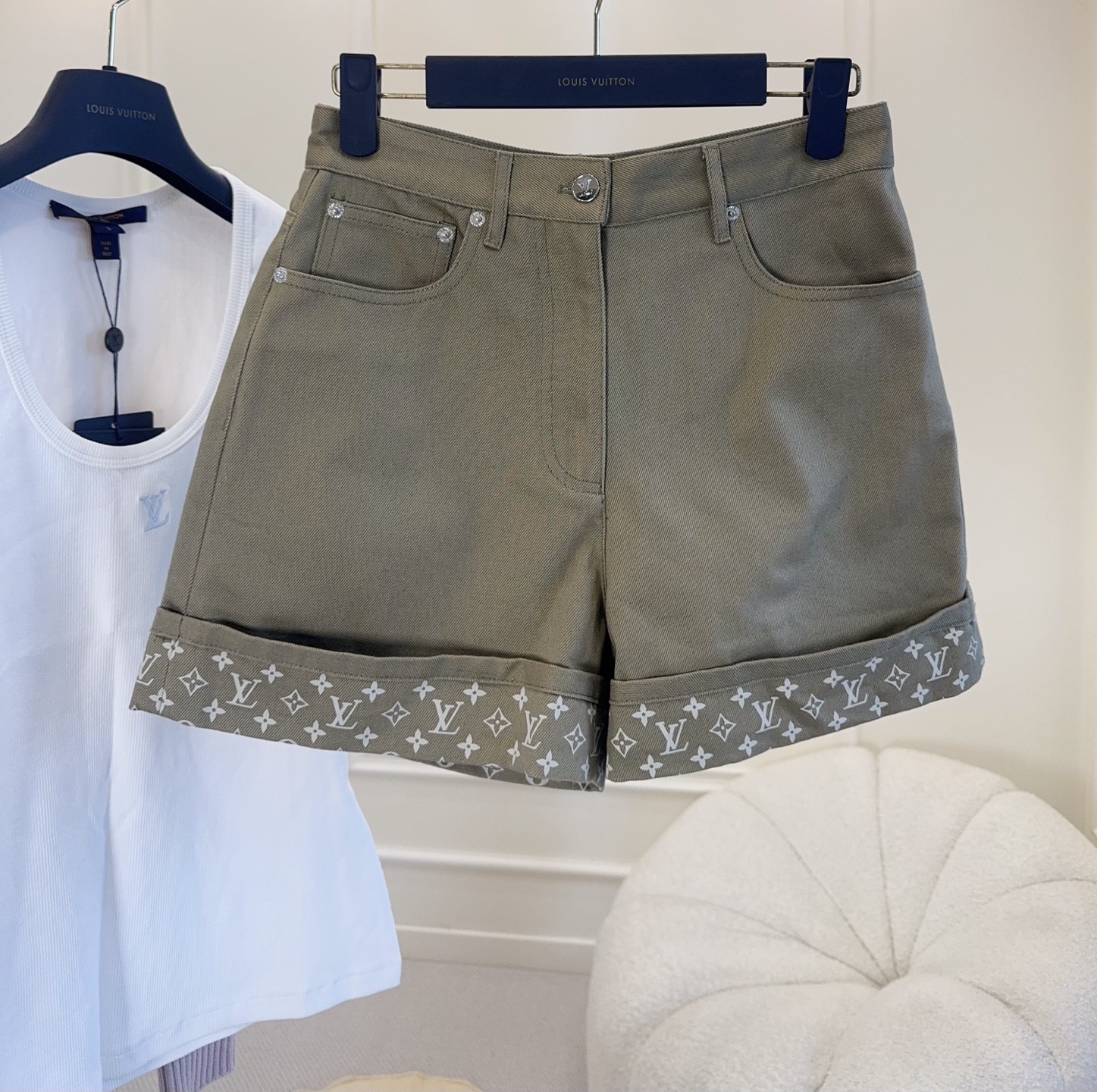 NO:945890,LV2026 new olive green denim shorts, classic Monogram presbyopic design, super recognizable cuff details on the trouser legs, a must-have in summer. The high-waist design modifies the waistline, and when paired with a short top or T-shirt, you can easily create a fashionable and casual style. It is suitable for daily commuting and leisure outings. It is practical and fashionable. It is one of the popular items in the LV women's clothing series and is deeply loved by young girls.,, louis vuitton, shorts, tees, t-shirt,19860909LV2026新款橄榄绿牛仔短裤,经典Monogram老花设计,裤脚翻边细节超有辨识度,夏天必备.高腰设计修饰腰线,搭配短款上衣或T恤,轻松打造时尚休闲风.日常通勤、休闲出游都很适合,实用又时髦,是LV女装系列的热门单品之一,深受年轻女生喜爱.,,louis vuitton,shorts,tees，t-shirt,,Women's clothing