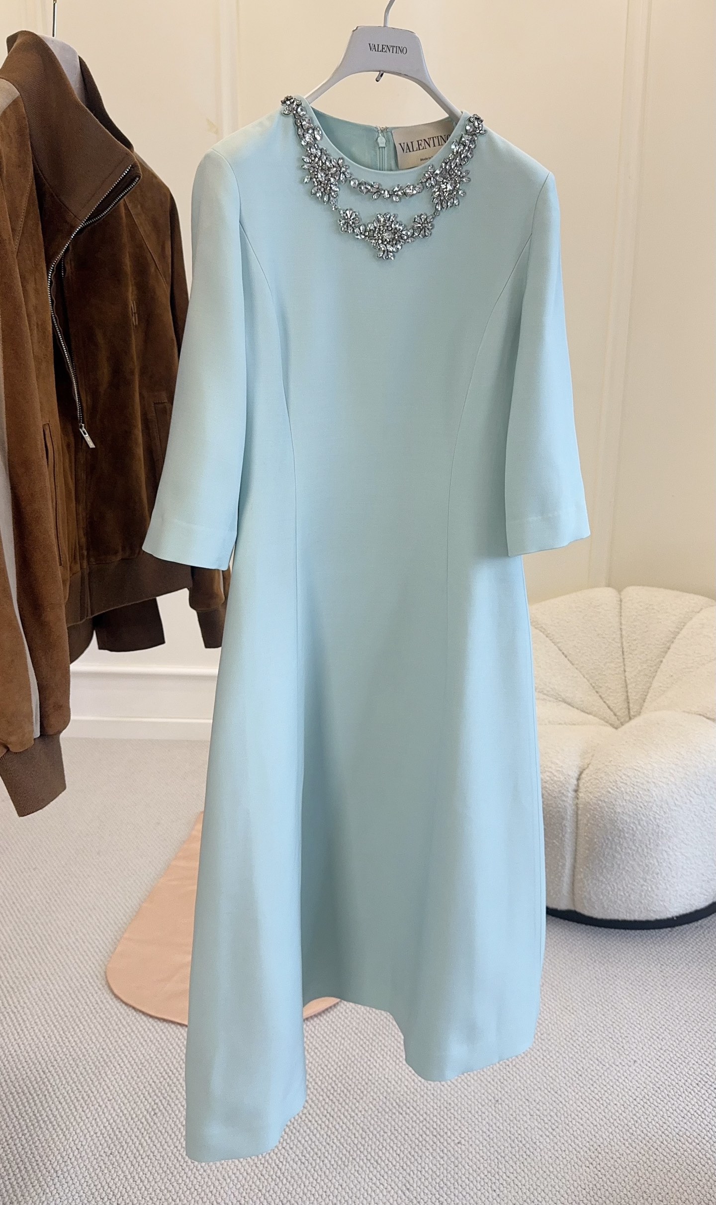 NO:945940,Valentino 2026 new mint green silk wool dress, customized high-quality silk wool fabric, silk lining, simple and elegant, three-quarter sleeves + waist design, flattering the body shape and very comfortable, the skirt length is just right, can be easily controlled for commuting, parties, and formal occasions. The mint green is fresh and soft, paired with metal accessories or light-colored bags, it will directly enhance your temperament!  ,,valentino,skirts,real silk,19860909Valentino2026新款薄荷绿丝毛连衣裙,定制高品质丝毛面料,真丝内衬,简约优雅,七分袖+收腰设计,修饰身形又很舒适,裙摆长度刚刚好,通勤、聚会、正式场合都能轻松驾驭.薄荷绿清新柔和,搭配金属配饰或浅色包包,气质直接拉满！,,valentino,skirts,real silk,,Women's clothing