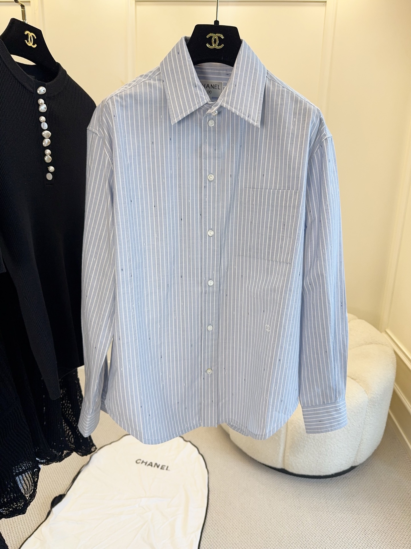 NO:949218,Chanel2026 new blue and white vertical striped long-sleeved shirt, classic vertical stripe design, custom-made yarn-dyed fabric, stiff and comfortable, loose fit + straight shoulder cut, easy to manage for commuting and leisure. White pearl buttons are embellished with perfect details, and it is OK to be worn alone or layered. The blue and white color is fresh and simple, and it is easy to get a lazy and casual style when paired with jeans~,,chanel,jeans,shirts,19860909Chanel2026新款蓝白竖条纹长袖衬衫,经典竖条纹设计,定制色织面料,挺括又舒适,宽松版型+正肩剪裁,通勤休闲都能轻松驾驭.白色珍珠纽扣点缀,细节满分,叠穿单穿都很OK.蓝白配色清新简约,搭配牛仔裤轻松get慵懒随性风～,,chanel,jeans,shirts,,Women's clothing