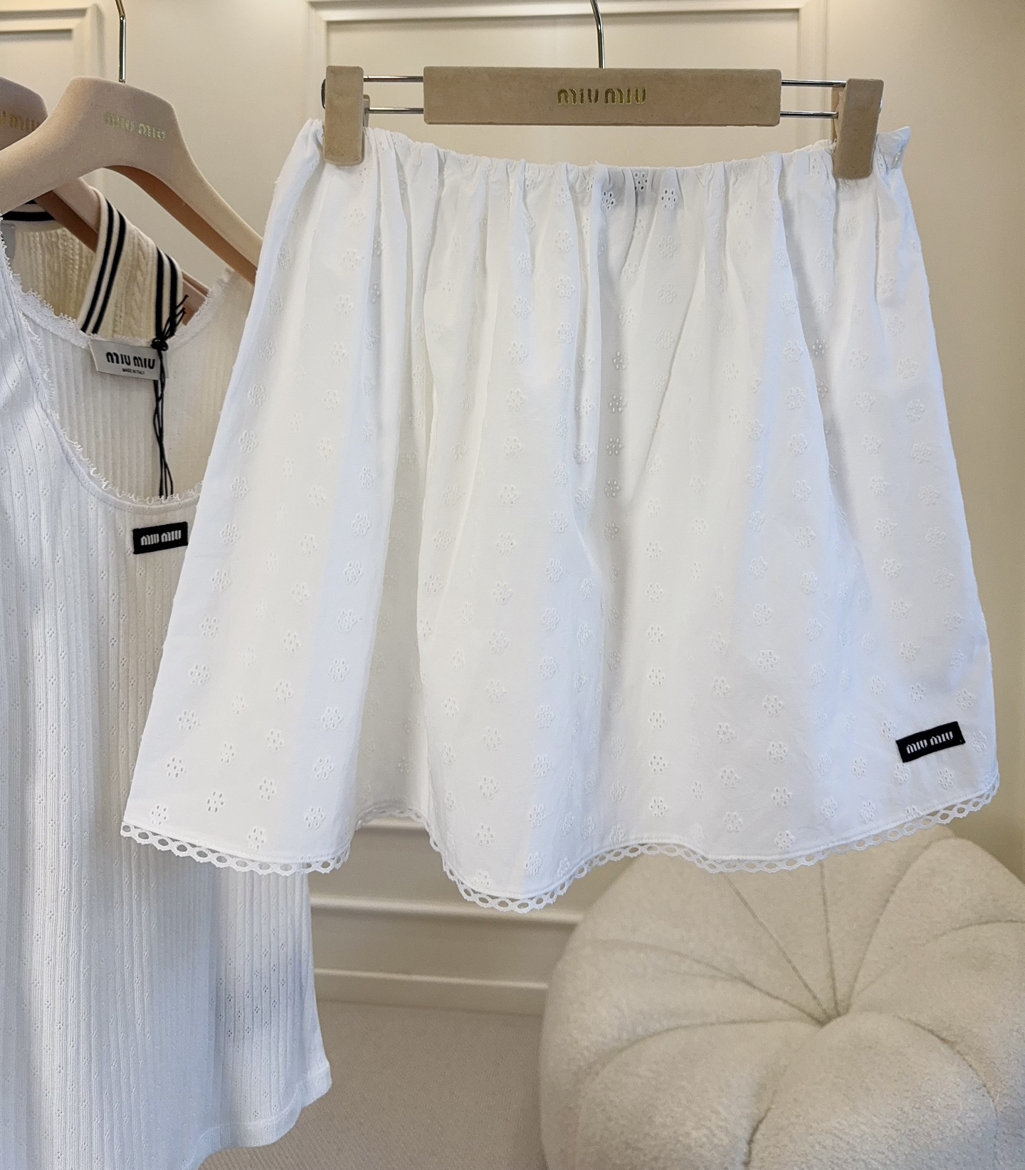 NO:949240,Miu Miu 2026 new white hollow embroidered skirt is made of light and breathable cotton fabric, exquisite hollow embroidery + lace, full of sweet and girly feeling. High-waisted A-line version, modified waistline, natural drape skirt, can be easily controlled in daily life or vacation. Paired with knitted tops or shirts, you can easily get the gentle atmosphere!  Miu Miu is detail-oriented, girly and elegant, and is very suitable for sisters who like exquisite outfits.,,miumiu,skirts,shirts,19860909Miu Miu2026新款白色镂空刺绣短裙,采用轻薄透气棉质面料,精致镂空刺绣+蕾丝花边,甜美少女感满满.高腰A字版型,修饰腰线,裙摆自然垂坠,日常或度假都能轻松驾驭.搭配针织上衣或衬衫,温柔氛围感轻松get！Miu Miu细节控,少女感与优雅兼具,超适合喜欢精致穿搭的姐妹们.,,miumiu,skirts,shirts,,Women's clothing