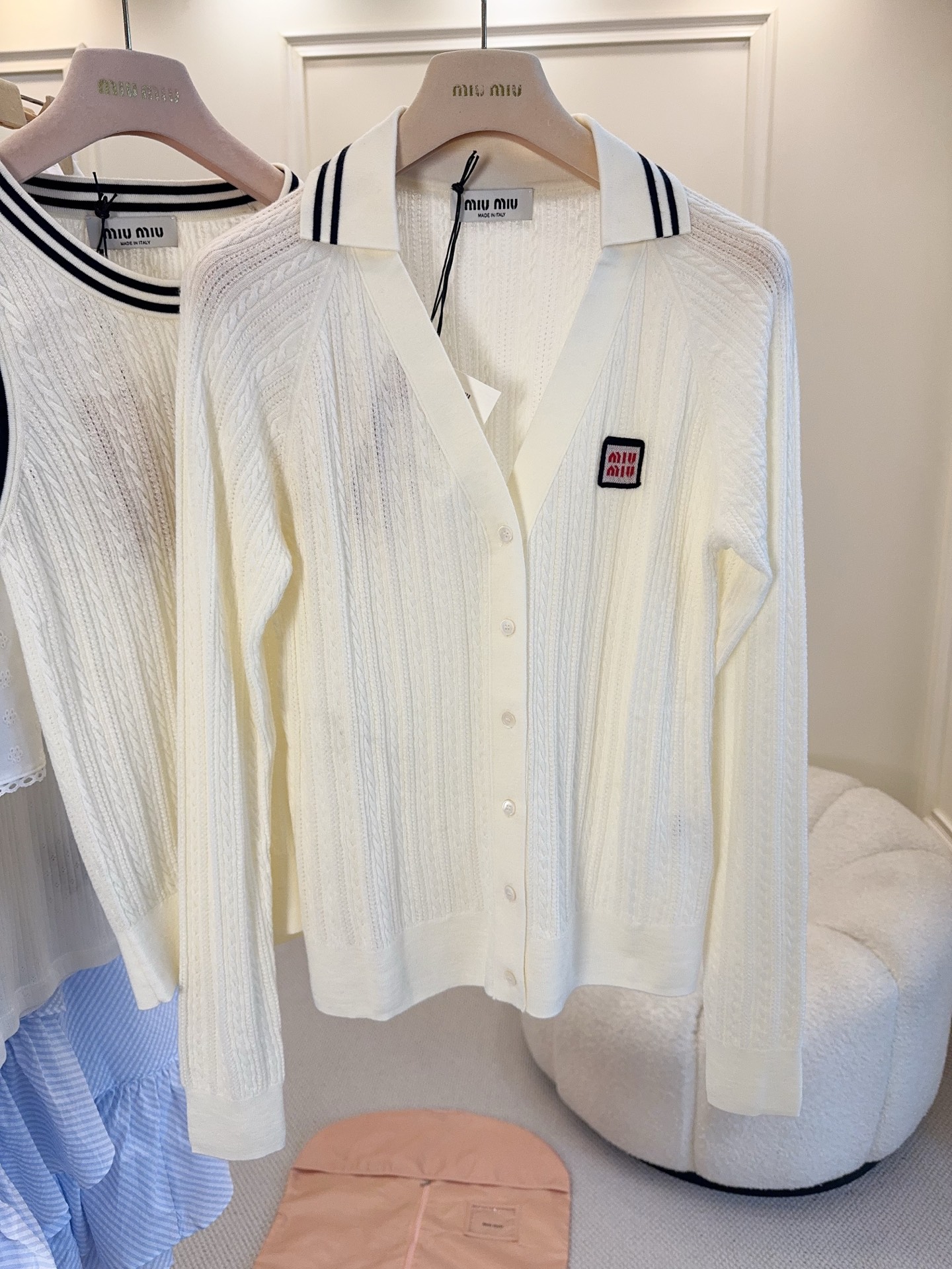 NO:949200,MiuMiu's 2026 new cable knitted cardigan is made of soft, skin-friendly cashmere blend. The off-white color is super gentle. It has a lapel + V-neck design and a small logo on the chest that is very recognizable!  Vertical pattern cable knit has a full sense of layering. It can be worn alone or layered. You can switch between college style or commuting style at will~ The low-saturated milky white color does not matter the skin tone. It is very practical to wear alone in spring and summer or layered in early autumn. It can easily create an age-reducing girlish feeling or a light and mature atmosphere. It can be easily used for daily commuting and dating!  ,,miumiu,19860909MiuMiu2026新款绞花针织开衫,选用柔软亲肤羊绒混纺,米白色调超温柔,翻领+V领设计,胸前小标logo超有辨识度！竖纹绞花针织,层次感满满,单穿叠穿都OK,学院风or通勤风随心切换～低饱和奶白色不挑肤色,春夏单穿、初秋叠穿都很实用,轻松打造减龄少女感or轻熟氛围感,日常通勤、约会都能轻松驾驭！,,miumiu,,Women's clothing