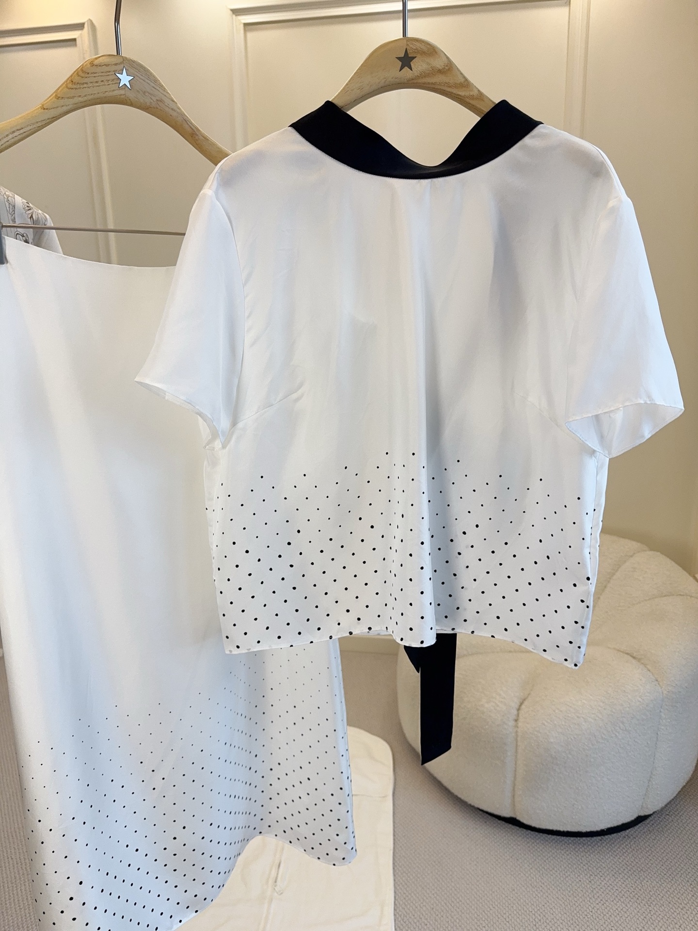 NO:949163,Top, skirt, Dior's 2026 new white polka dot short-sleeved top and skirt, made of silk fabric, simple and elegant, and the polka dot design on the hem has a super retro feel. The black and white contrasting colors are elegant and classic, and paired with a high-waist skirt, you can easily create a high-end daily or light formal outfit. The polka-dot details make the whole look more layered. It is very suitable for spring and summer, and easily shows the classic Dior aesthetics!  ,,dior,skirts,T-shirt,real silk,19860909上衣 半裙Dior2026新款白色波点短袖上衣半裙,真丝面料,简约大方,下摆波尔卡圆点设计超有复古感.黑白撞色优雅又经典,搭配高腰裙,轻松打造高级日常或轻正式穿搭.波点细节让整体更有层次,春夏季节穿超合适,轻松展现Dior经典美学！,,dior,skirts,T-shirt,real silk,,Women's clothing