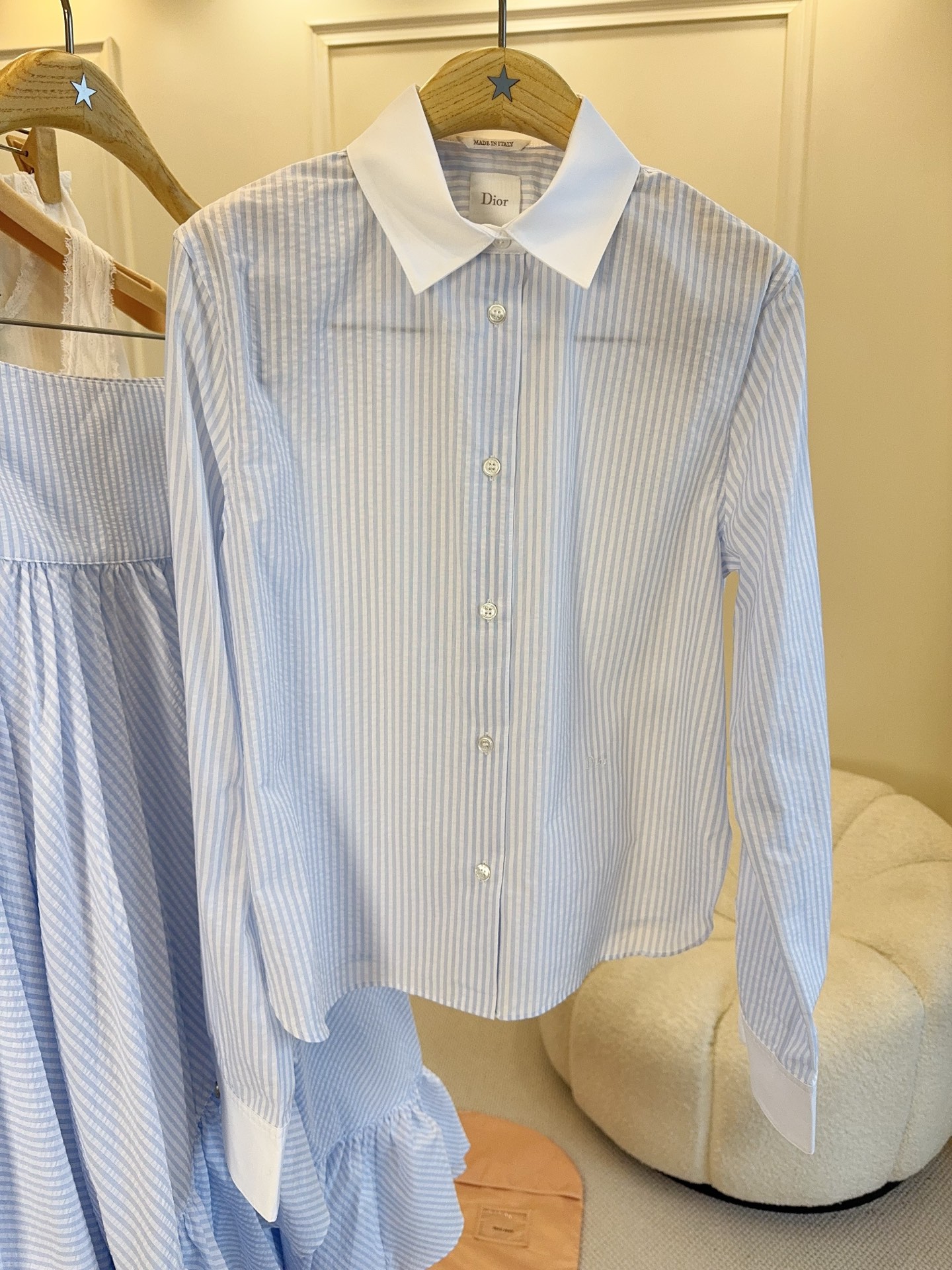 NO:949150,Shirt Skirt Dior 2026 new blue striped shirt + irregular skirt, light and thin cotton fabric, breathable and comfortable, perfect for spring and summer!  The shirt has a classic lapel + long sleeves, simple and elegant, the skirt has a layered ruffle design, which is smart and elegant, and the bow tie at the waist modifies the waistline, which is elegant and stylish. The overall light blue tone is fresh and natural, and can be easily used for commuting, vacation, and daily life. Pair it with pearl jewelry or high heels to enhance your temperament!  ,,dior,high heels,skirts,shirts,19860909衬衫 半裙Dior2026新款蓝色条纹衬衫+不规则半裙,轻薄棉质面料,透气又舒适,春夏穿超合适！衬衫经典翻领+长袖,简约大方,半裙层叠荷叶边设计,灵动飘逸,腰间蝴蝶结绑带修饰腰线,优雅又有型.整体浅蓝色调,清新自然,通勤、度假、日常都能轻松驾驭,搭配珍珠饰品或高跟鞋,气质直接拉满！,,dior,high heels,skirts,shirts,,Women's clothing