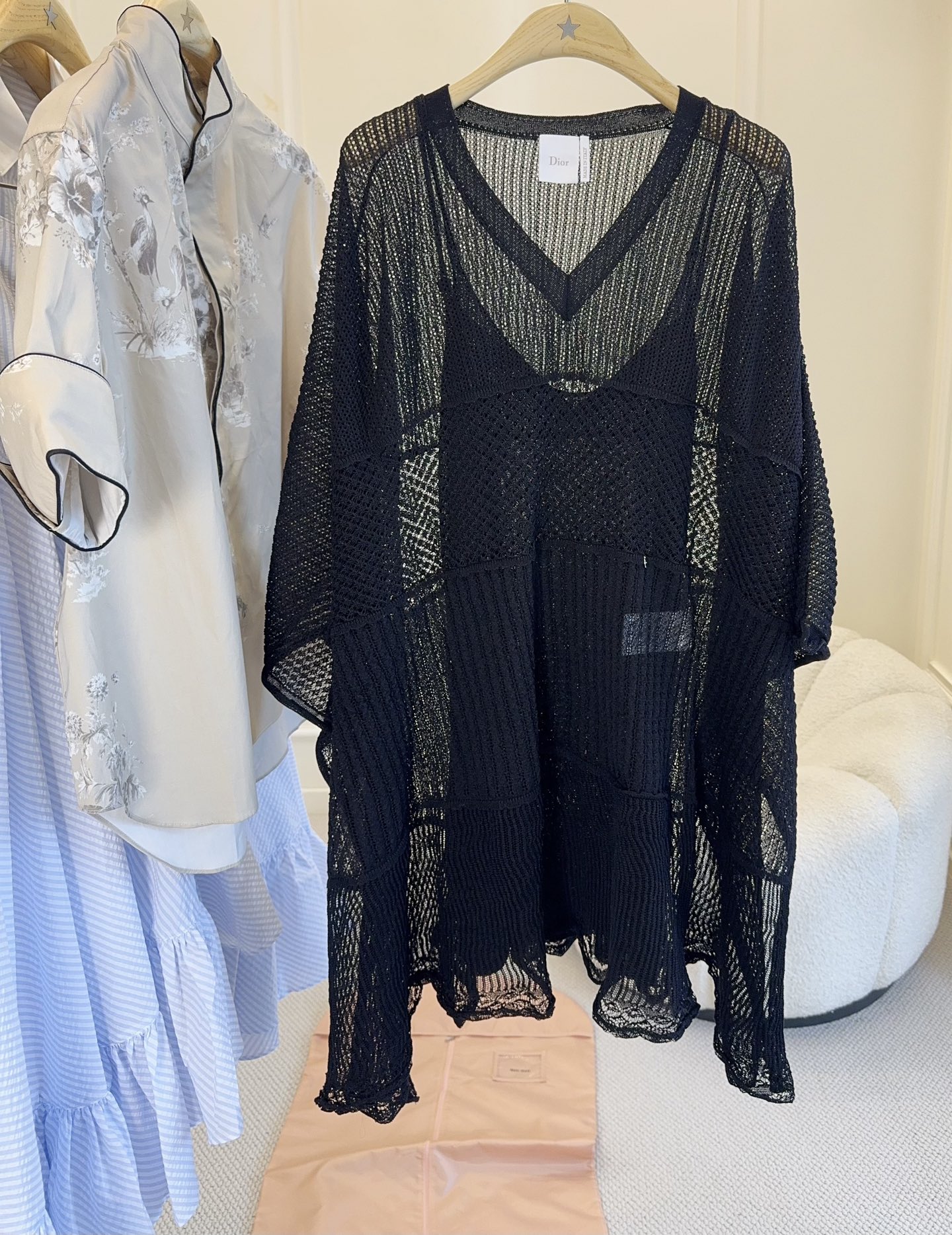 NO:949184,Dior2026 new black knitted hollow shawl-style blouse, light and breathable, V-neck + loose tailoring, full of layers, irregular edges and super design. It can be easily worn in daily life, parties, and photo shoots. Paired with a suspender skirt, it is elegant and a little sexy, and it directly fills the atmosphere!  ,,dior,skirts,shawls,19860909Dior2026新款黑色针织镂空披肩式罩衫,轻薄透气,V领+宽松剪裁,层次感满满,边缘不规则设计超有设计感.日常、聚会、拍照都能轻松驾驭,搭配吊带裙,优雅又带点小性感,氛围感直接拉满！,,dior,skirts,shawls,,Women's clothing