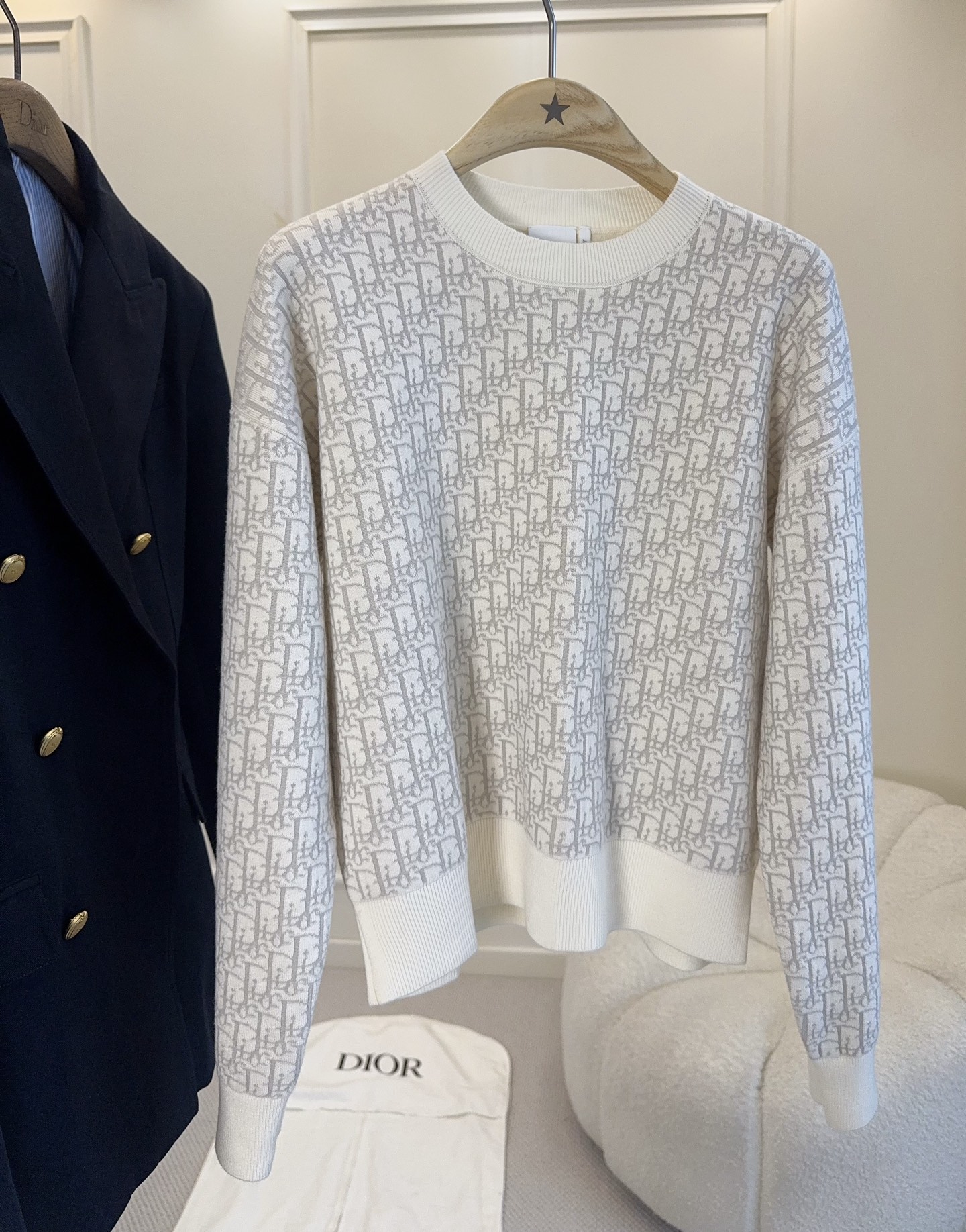 NO:950486,Dior 2026 new Oblique jacquard sweater, classic Oblique pattern, low-key and elegant in off-white tones. High-quality wool blend, soft and comfortable, very suitable for autumn and winter. Loose round neck design, ribbed cuffs and hem, warm and fit. It can be easily managed for daily commuting and leisure, and it looks great with jeans or skirts. It is easy to get a high-end look.,,dior,skirts,jeans,19860909Dior 2026新款Oblique提花针织衫,经典Oblique图案,米白色调低调优雅.高品质羊毛混纺,柔软舒适,秋冬穿超合适.宽松圆领设计,袖口和下摆罗纹收口,保暖又贴合.日常通勤、休闲都能轻松驾驭,搭配牛仔裤或半裙都很出彩,轻松get高级感穿搭.,,dior,skirts,jeans,,Women's clothing